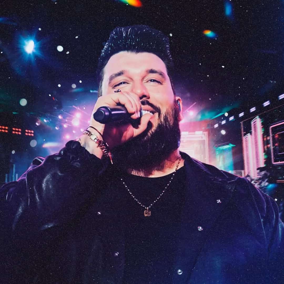 Panda faz show em Poço Fundo/MG no Centro de Eventos Prefeito Beto Gouvea no dia domingo, 3 de maio de 2026, às 19:00.
O evento será do estilo Sertanejo e promete reunir fãs para uma noite especial de música ao vivo.
O show acontece no Centro de Eventos Prefeito Beto Gouvea, um espaço conhecido por receber eventos na cidade de Poço Fundo.
Endereço: Av. João Gonçalves Lima - Poço Fundo, MG, 37757-000, Brasil.
Ingressos disponíveis pelo guicheweb. Confira no link oficial do evento: https://www.guicheweb.com.br/expo-poco-fundo-2026-unidos-pelo-bem_48506.
Instagram do artista: https://www.instagram.com/pandacantor/.
O show de Panda promete atrair fãs na cidade de Poço Fundo.
Perguntas frequentes sobre o evento:
Pergunta: Quando acontece o show de Panda em Poço Fundo?
Resposta: O show acontece domingo, 3 de maio de 2026 às 19:00.
Pergunta: Onde acontece o evento?
Resposta: O evento acontece no Centro de Eventos Prefeito Beto Gouvea em Poço Fundo.
Pergunta: Onde comprar ingressos?
Resposta: Os ingressos podem ser adquiridos no link oficial do evento: https://www.guicheweb.com.br/expo-poco-fundo-2026-unidos-pelo-bem_48506. - Panda na Expo Poco Fundo 2026 em Poco Fundo MG Centro de Eventos Prefeito Beto Gouvea 3 de maio 19h