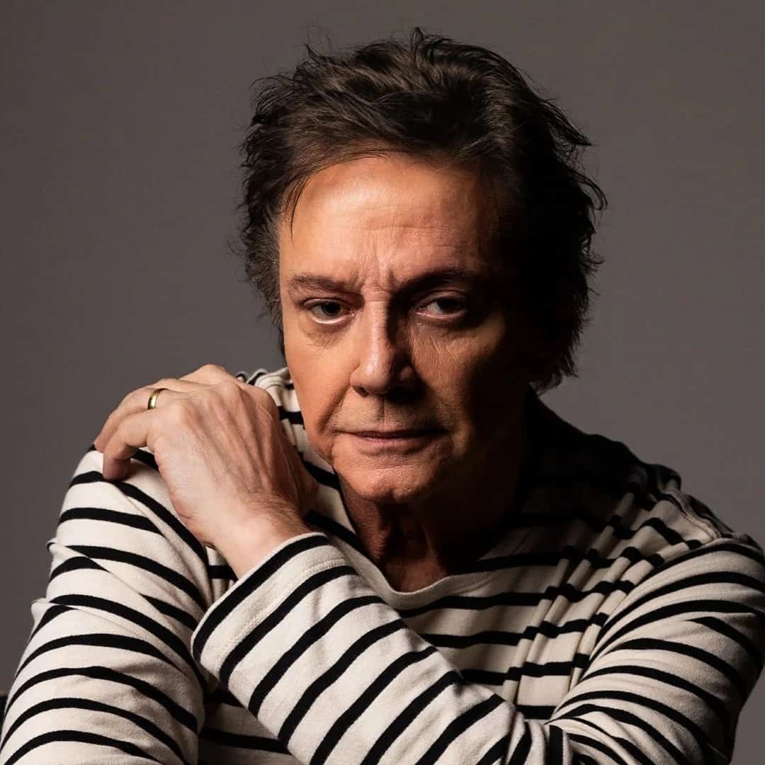 Ao adquirir um ingresso do Setor Alma Gêmea , você garante uma experiência única além dos benefícios exclusivos:
- Entrada Exclusiva
- Localização Privilegiada
- 01 Caneca Personalizada
- 01 Ecobag Personalizada
Garanta seu ingresso e venha viver esta experiência no Espaço Unimed.
São Paulo
Apresentação:
27/02/2026 (Sexta)
Abertura dos portões:
20h00
Horário do show:
22h00
Local:
Espaço Unimed
Endereço:
R. Tagipuru, 795 - Barra Funda, São Paulo - SP, 01156-000
Classificação:
18 anos. Menores de 18 anos apenas acompanhados dos pais ou responsáveis legais. Sujeito a alteração por Decisão Judicial.
Vendas:
TICKET360
- Compre pelo site ou aplicativo!
BILHETERIA VIRTUAL (ESPAÇO UNIMED)
Bilheteria Virtual com tecnologia de geolocalização disponível 24h:
Para ativar a compra através do aplicativo, esteja no máximo a 500 metros de raio do local para ser isento da taxa.
Espaço Unimed
Endereço: R. Tagipuru, 795 - Barra Funda, São Paulo - SP, 01156-000
Formas de Pagamento:
Crédito - PIX
CAPACIDADE TOTAL:
SETOR
CAPACIDADE
INTEIRA
COTA MEIA ENTRADA 40%
MESA E CADEIRA
2.500
1.548
1.032
*Cota de ingressos do tipo meia-entrada, limitada a 40% da capacidade, conforme a Lei Federal n.º 12.933/2013. Idosos não fazem parte destes números e não estão submetidos à limitação, por estarem enquadrados na Lei 10.741/2003.
MEIA ENTRADA
É garantido por Lei vários benefícios de meia-entrada para diferentes grupos de pessoas:
1. Idoso: De acordo com a Lei Federal nº 10.741/2003 (Estatuto do Idoso), os idosos têm direito ao benefício da meia entrada. É necessário apresentar um documento de identidade oficial com foto que comprove a condição de idoso.
2. Estudante / Cadúnico: É necessário apresentar a Carteira de Identificação Estudantil - CIE deve conter informações como nome completo, data de nascimento do estudante, foto recente, nome da instituição de ensino, grau de escolaridade e data de validade. Ela pode ser emitida pelo Ministério da Educação, ANPG, UNE, entre outras entidades de ensino e associações representativas dos estudantes.
É importante lembrar que esse benefício faz parte da cota dos 40% estipulados por lei federal.
3. Professor: É necessário apresentar um documento de identidade, comprovante de vínculo como professor da rede pública, carteira de identificação funcional emitida por alguma das entidades da categoria. Além disso, é importante que você esteja atuando efetivamente, com vínculo em exercício na data da aquisição do ingresso.
É importante lembrar que esse benefício faz parte da cota dos 40% estipulados por lei federal.
4. PCD: Mediante apresentação de um documento que comprove a condição de deficiência, de acordo com a Lei Federal 12.933 de 2013. Apenas um acompanhante, por pessoa com deficiência, terá direito ao benefício da meia-entrada, desde que conste do documento a necessidade de acompanhante.
É importante lembrar que esse benefício faz parte da cota dos 40% estipulados por lei federal.
OBJETOS PROIBIDOS
Câmera fotográfica profissional ou semi profissional (câmeras grandes com zoom externo ou que trocam de lente), filmadoras de vídeo, gravadores de áudio, canetas laser, qualquer tipo de tripé, pau de selfie, camisas de time, correntes e cinturões, garrafas plásticas, bebidas alcóolicas, substâncias tóxicas, fogos de artifício, inflamáveis em geral, objetos que possam causar ferimentos, armas de fogo, armas brancas, copos de vidro e vidros em geral, alimentos e bebidas, latas de alumínio, guarda-chuva, jornais, revistas, bandeiras e faixas, capacetes de motos e similares.
Desconto de 30% para clientes TudoAzul
Desconto de 30% no valor do ingresso para clientes TudoAzul participantes de todas as categorias do programa (TudoAzul, TudoAzul Topázio, TudoAzul Safira e TudoAzul Diamante - confira o regulamento no site (
https://tudoazul.voeazul.com.br/web/azul/home
).
Promoção válida somente para a compra de 01 (um) ingresso adquirido na bilheteria do Espaço Unimed.
Apresentação obrigatória do cartão Tudo Azul físico, impresso ou digital (Categorias: TudoAzul. TudoAzul Topázio, TudoAzul Safira e TudoAzul Diamante) com a apresentação de um documento válido. Desconto não cumulativo com outras promoções e benefícios.
Para compras realizadas por terceiros, a apresentação do documento original de identificação é obrigatória onde deve constar o Nome e CPF juntamente com o cartão TudoAzul, obedecendo as regras do processo de venda na Bilheteria.
O endereço da bilheteria do Espaço Unimed é Rua Tagipuru, 795 - Barra Funda - São Paulo - SP (funcionamento de segunda à sábado, das 10h00 às 17h00).
Clientes Unimed
:
Para validação do desconto de 50% para cliente Unimed, será necessário apresentar, no acesso ao Espaço Unimed, o ingresso juntamente com a carteirinha do plano de saúde na entrada exclusiva para clientes Unimed. Desconto não cumulativo MEDIANTE À DISPONIBILIDADE
Regulamento - 50% de desconto para clientes Unimed
O benefício é válido somente para clientes Unimed por meio da sua carteirinha de plano de saúde, nos shows realizados no Espaço Unimed com ingressos aberto ao público geral, que foram lançados a partir de 14 de maio de 2022, data em que foi assumido o nome "Espaço Unimed".
As datas dos shows podem sofrer alteração sem aviso prévio. Venda limitada a 1 (um) ingresso por carteirinha, sendo 1 carteirinha por transação.
O total de ingressos para o benefício de 50% de desconto é limitado a 4% da capacidade da casa durante os primeiros 5 dias de vendas de ingressos. O desconto não é acumulativo com outros descontos ou ações promocionais.
Para validação do desconto de 50%, será necessário apresentar, no acesso ao Espaço Unimed, o ingresso juntamente com a carteirinha Unimed.
O benefício de 50% de desconto Unimed pode sofrer alterações sem aviso prévio.
(Obrigatório selecionar a categoria de ingresso UNIMED)
Organizador:
https://www.espacounimed.com.br/
Ingressos disponíveis em
https://www.ticket360.com.br/ingressos/32289/ingressos-para-fabio-jr-bem-mais-que-os-meus-20-e-poucos-anos - Fabio Jr Bem Mais Que Os Meus 20 E Poucos Anos Em Sao Paulo