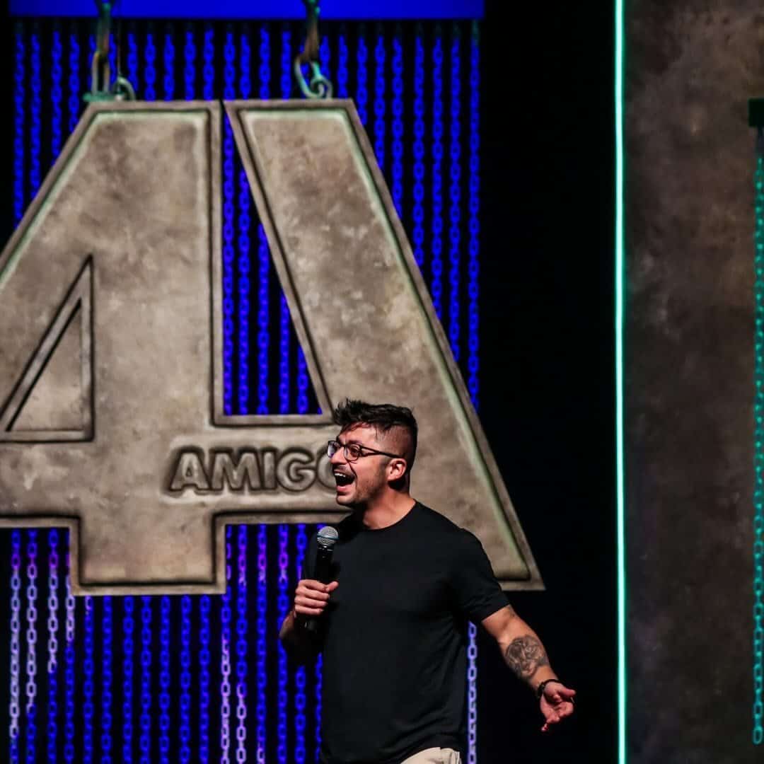 Marcio Donato faz show em Bragança Paulista/SP no Teatro Santa Terezinha no dia sábado, 23 de maio de 2026, às 20:00.
O evento será do estilo Stand Up e promete reunir fãs para uma noite especial de música ao vivo.
O show acontece no Teatro Santa Terezinha, um espaço conhecido por receber eventos na cidade de Bragança Paulista.
Endereço: R. Artur Bernardes, sn - Vila Mun., Bragança Paulista - SP, 12912-320, Brasil.
Ingressos disponíveis pelo megabilheteria.com. Confira no link oficial do evento: https://megabilheteria.com/evento?id=20260106201118.
Instagram do artista: https://www.instagram.com/omarciodonato/.
O show de Marcio Donato promete atrair fãs na cidade de Bragança Paulista.
Perguntas frequentes sobre o evento:
Pergunta: Quando acontece o show de Marcio Donato em Bragança Paulista?
Resposta: O show acontece sábado, 23 de maio de 2026 às 20:00.
Pergunta: Onde acontece o evento?
Resposta: O evento acontece no Teatro Santa Terezinha em Bragança Paulista.
Pergunta: Onde comprar ingressos?
Resposta: Os ingressos podem ser adquiridos no link oficial do evento: https://megabilheteria.com/evento?id=20260106201118. - Marcio Donato apresenta A Serie B em Bragança Paulista no Teatro Santa Terezinha sábado, 23 de maio de 2026 às 20:00