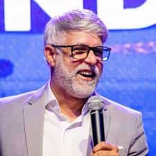 Claudio Duarte faz show em Maringá/PR no Pavilhão azul no dia quinta-feira, 30 de julho de 2026, às 20:00.
O evento será do estilo Gospel e promete reunir fãs para uma noite especial de música ao vivo.
O show acontece no Pavilhão azul, um espaço conhecido por receber eventos na cidade de Maringá.
Endereço: Av. Colombo, 2186 - Zona 7, Maringá - PR, 87040-020, Brasil.
Ingressos disponíveis pelo diskingressos.com.br. Confira no link oficial do evento: https://www.diskingressos.com.br/evento/2302/30-07-2026/pr/maringa/claudio-duarte-fases-da-vida.
Instagram do artista: https://www.instagram.com/claudioduarte/.
O show de Claudio Duarte promete atrair fãs na cidade de Maringá.
Perguntas frequentes sobre o evento:
Pergunta: Quando acontece o show de Claudio Duarte em Maringá?
Resposta: O show acontece quinta-feira, 30 de julho de 2026 às 20:00.
Pergunta: Onde acontece o evento?
Resposta: O evento acontece no Pavilhão azul em Maringá.
Pergunta: Onde comprar ingressos?
Resposta: Os ingressos podem ser adquiridos no link oficial do evento: https://www.diskingressos.com.br/evento/2302/30-07-2026/pr/maringa/claudio-duarte-fases-da-vida. - Claudio Duarte Fases Da Vida em Maringá no Pavilhão Azul dia 30 de julho de 2026 às 20h