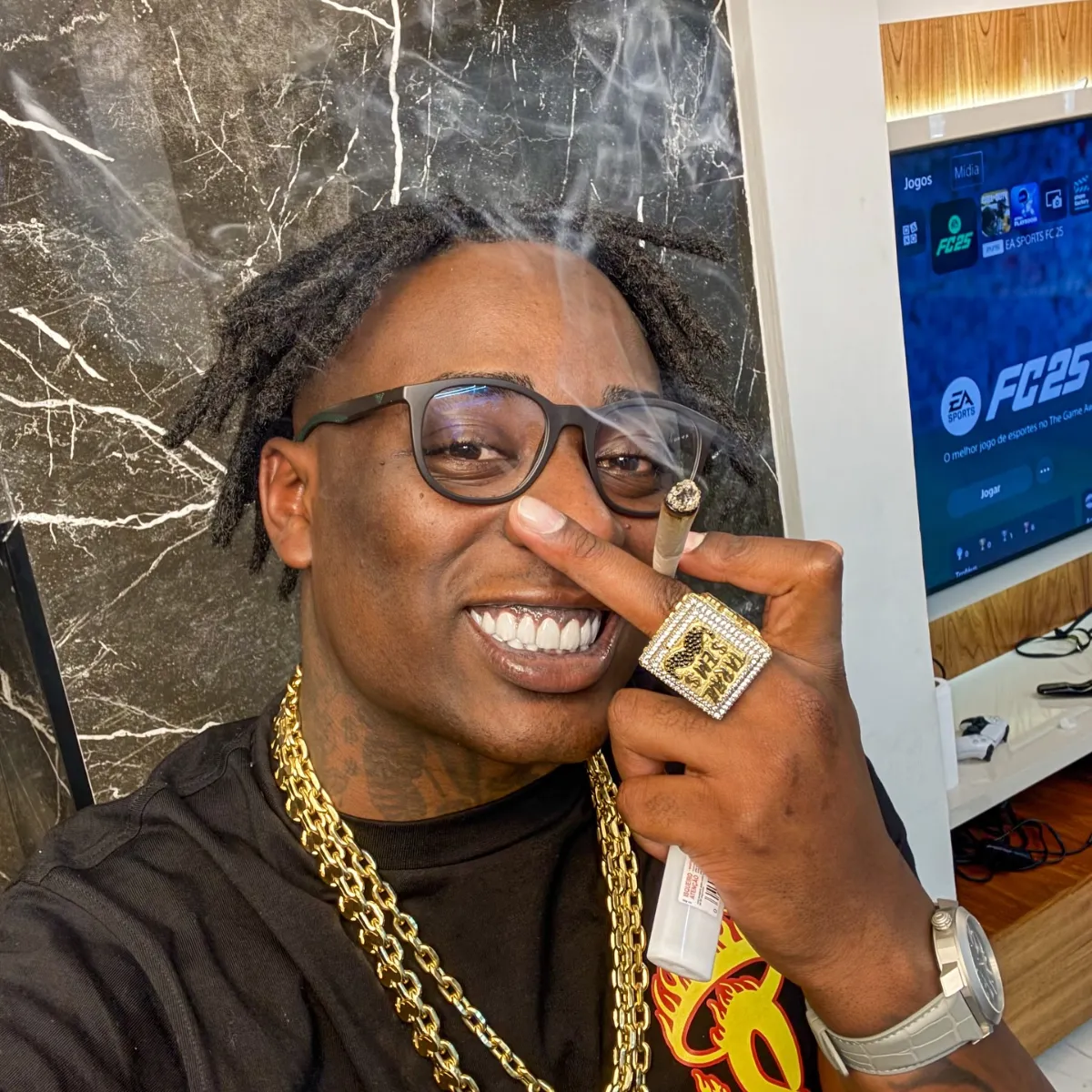 MC Negão Original é cantor de funk paulista, conhecido pelo hit 'É o Fluxo' e por sua presença nas batalhas de rima. Iniciou carreira em 2016. Veja a agenda no Rolê Agora.