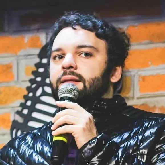 Raphael Ghanem faz show em Ipatinga/MG no Centro Cultural Usiminas no dia quarta-feira, 1 de abril de 2026, às 21:30.
O evento será do estilo Stand Up e promete reunir fãs para uma noite especial de música ao vivo.
O show acontece no Centro Cultural Usiminas, um espaço conhecido por receber eventos na cidade de Ipatinga.
Endereço: Av. Pedro Linhares, 3.900A - Shopping Vale do Aço - Industrial, Ipatinga - MG, 35160-291, Brasil.
Ingressos disponíveis pelo sympla. Confira no link oficial do evento: https://bileto.sympla.com.br/event/115788.
Instagram do artista: https://www.instagram.com/raphaelghanem/.
O show de Raphael Ghanem promete atrair fãs na cidade de Ipatinga.
Perguntas frequentes sobre o evento:
Pergunta: Quando acontece o show de Raphael Ghanem em Ipatinga?
Resposta: O show acontece quarta-feira, 1 de abril de 2026 às 21:30.
Pergunta: Onde acontece o evento?
Resposta: O evento acontece no Centro Cultural Usiminas em Ipatinga.
Pergunta: Onde comprar ingressos?
Resposta: Os ingressos podem ser adquiridos no link oficial do evento: https://bileto.sympla.com.br/event/115788. - Raphael Ghanem A Carne So Cai No Prato Do Vegano em Ipatinga no Centro Cultural Usiminas 1 de abril de 2026 às 21:30
