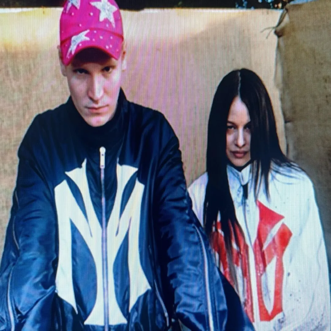 Brutalismus 3000 é uma dupla alemã de música eletrônica formada por Victoria Vassiliki Daldas e Theo Zeitner, conhecida pelo álbum 'ULTRAKUNST'. Veja a agenda no Rolê Agora.