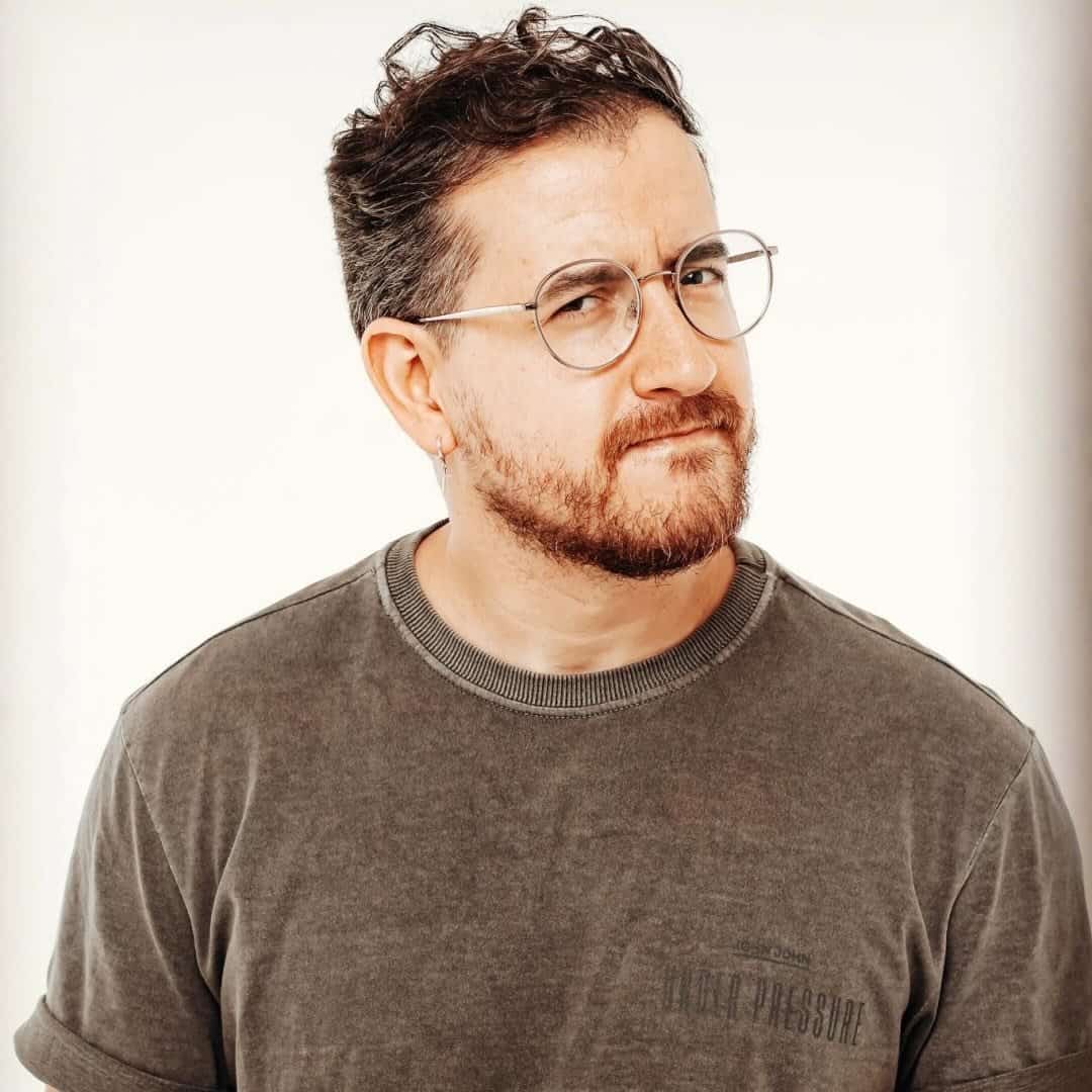 Afonso Padilha faz show em Jundiaí/SP no Polytheama no dia domingo, 15 de março de 2026, às 19:00.
O evento será do estilo Stand Up e promete reunir fãs para uma noite especial de música ao vivo.
O show acontece no Polytheama, um espaço conhecido por receber eventos na cidade de Jundiaí.
Endereço: R. Barão de Jundiaí, 176 - Centro, Jundiaí - SP, 13201-010, Brasil.
Ingressos disponíveis pelo sympla. Confira no link oficial do evento: https://bileto.sympla.com.br/event/116325.
Instagram do artista: https://www.instagram.com/oafonsopadilha/.
O show de Afonso Padilha promete atrair fãs na cidade de Jundiaí.
Perguntas frequentes sobre o evento:
Pergunta: Quando acontece o show de Afonso Padilha em Jundiaí?
Resposta: O show acontece domingo, 15 de março de 2026 às 19:00.
Pergunta: Onde acontece o evento?
Resposta: O evento acontece no Polytheama em Jundiaí.
Pergunta: Onde comprar ingressos?
Resposta: Os ingressos podem ser adquiridos no link oficial do evento: https://bileto.sympla.com.br/event/116325. - Afonso Padilha Novo Show em Jundiaí no Teatro Polytheama dia 15 de março de 2026 às 19h