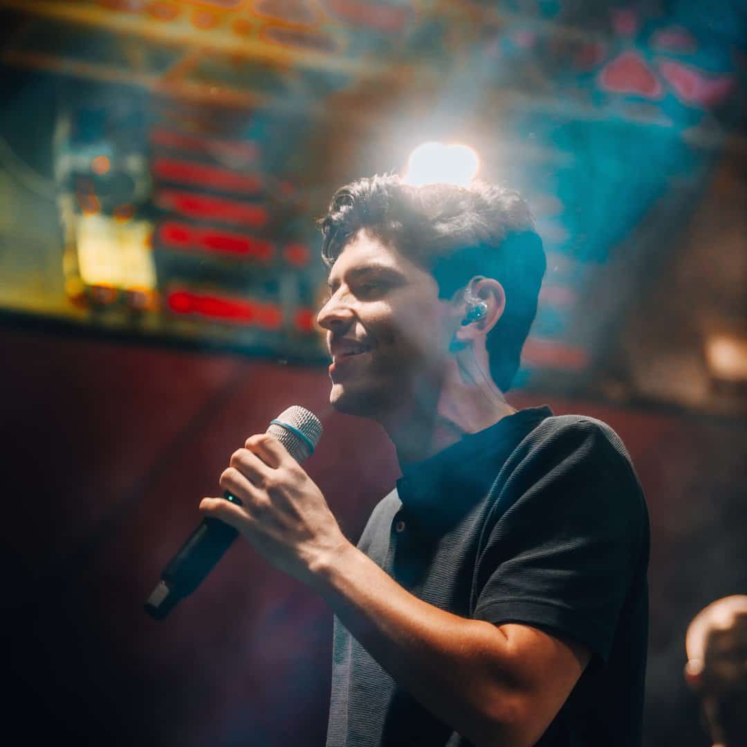 Kota faz show em Presidente Prudente/SP no Ibiza Lounge Bar no dia sábado, 14 de março de 2026, às 21:00.
O evento será do estilo Pagode e promete reunir fãs para uma noite especial de música ao vivo.
O show acontece no Ibiza Lounge Bar, um espaço conhecido por receber eventos na cidade de Presidente Prudente.
Endereço: R. Ten. Nicolau Maffei, 1930 - Vila Santa Helena, Pres. Prudente - SP, 19015-021, Brasil.
Consulte informações e ingressos nos canais oficiais do evento.
Instagram do local: https://www.instagram.com/ibizaloungepp/. Instagram do artista: https://www.instagram.com/viniciuskota/.
O show de Kota promete atrair fãs na cidade de Presidente Prudente.
Perguntas frequentes sobre o evento:
Pergunta: Quando acontece o show de Kota em Presidente Prudente?
Resposta: O show acontece sábado, 14 de março de 2026 às 21:00.
Pergunta: Onde acontece o evento?
Resposta: O evento acontece no Ibiza Lounge Bar em Presidente Prudente. - Unificadas in Wonderland com Kota em Presidente Prudente Ibiza Lounge Bar sábado, 14 de março de 2026 às 21:00