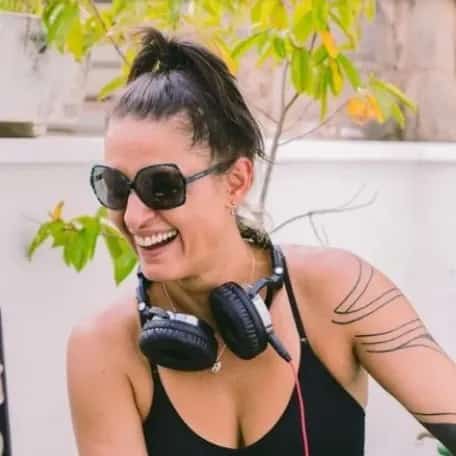 Palomita Dj faz show em Belo Horizonte/MG no Alpendre 70 no dia sábado, 21 de março de 2026, às 16:00.
O evento será do estilo Samba e promete reunir fãs para uma noite especial de música ao vivo.
O show acontece no Alpendre 70, um espaço conhecido por receber eventos na cidade de Belo Horizonte.
Endereço: R. Mármore, 70 - Santa Tereza, Belo Horizonte - MG, 30310-390, Brasil.
Consulte informações e ingressos nos canais oficiais do evento.
Instagram do local: https://www.instagram.com/alpendre70/. Instagram do artista: https://instagram.com/palomitadj.
O show de Palomita Dj promete atrair fãs na cidade de Belo Horizonte.
Perguntas frequentes sobre o evento:
Pergunta: Quando acontece o show de Palomita Dj em Belo Horizonte?
Resposta: O show acontece sábado, 21 de março de 2026 às 16:00.
Pergunta: Onde acontece o evento?
Resposta: O evento acontece no Alpendre 70 em Belo Horizonte. - Palomita Dj em Salve amor, Salve amizade — Alpendre 70, Belo Horizonte MG, sábado 21 de março de 2026 às 16h