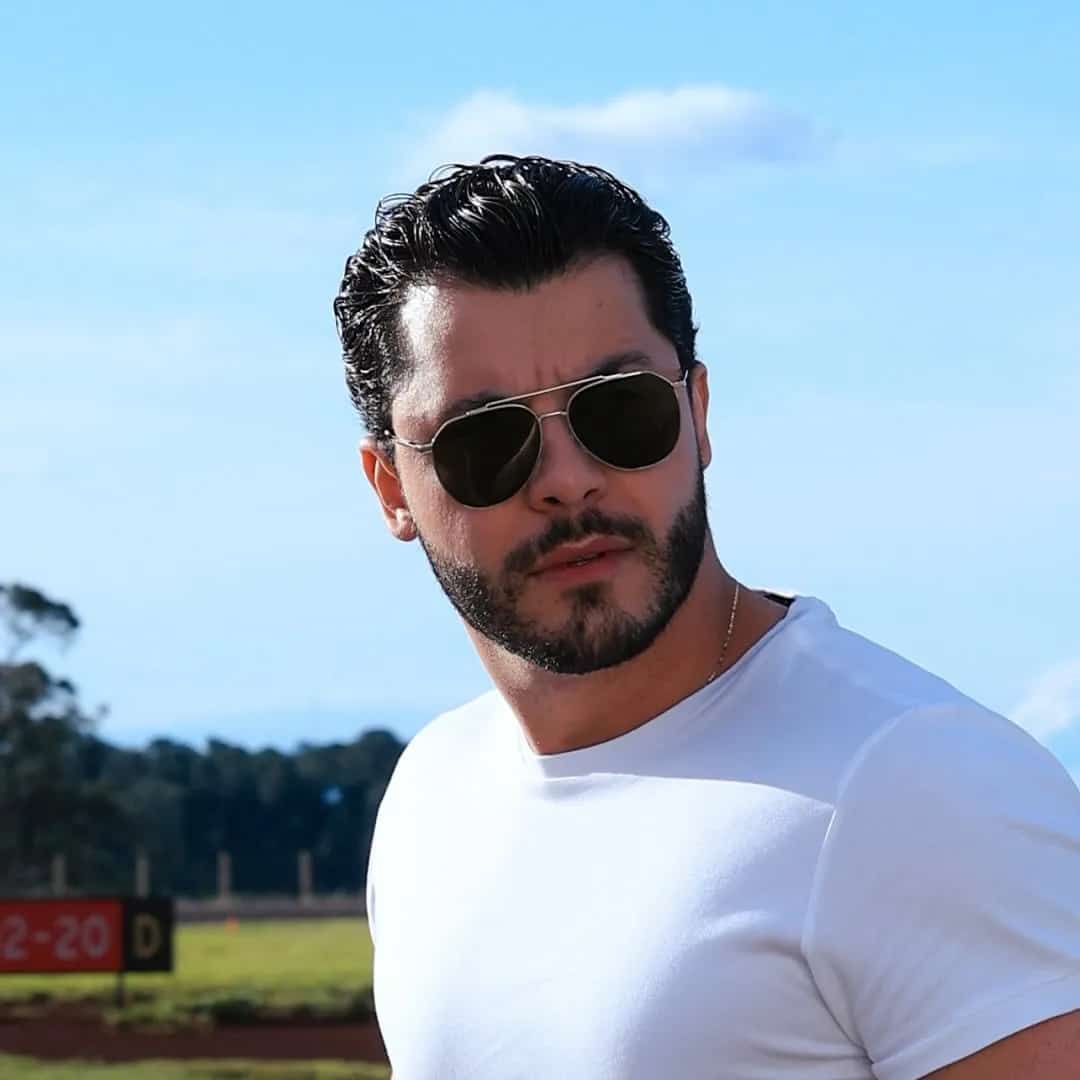 Murilo Huff faz show em Mococa/SP no Parque Municipal José André de Lima no dia sábado, 4 de abril de 2026, às 21:00.
O evento será do estilo Sertanejo e promete reunir fãs para uma noite especial de música ao vivo.
O show acontece no Parque Municipal José André de Lima, um espaço conhecido por receber eventos na cidade de Mococa.
Endereço: R. Rondônia - Distrito Industrial II, Mococa - SP, Brasil.
Ingressos disponíveis pelo ingresse. Confira no link oficial do evento: https://www.ingresse.com/expoam-mococa.
Instagram do artista: https://www.instagram.com/murilohuff/.
O show de Murilo Huff promete atrair fãs na cidade de Mococa.
Perguntas frequentes sobre o evento:
Pergunta: Quando acontece o show de Murilo Huff em Mococa?
Resposta: O show acontece sábado, 4 de abril de 2026 às 21:00.
Pergunta: Onde acontece o evento?
Resposta: O evento acontece no Parque Municipal José André de Lima em Mococa.
Pergunta: Onde comprar ingressos?
Resposta: Os ingressos podem ser adquiridos no link oficial do evento: https://www.ingresse.com/expoam-mococa. - Murilo Huff na 48ª Expoam em Mococa Parque Municipal José André de Lima sábado 4 de abril 21h