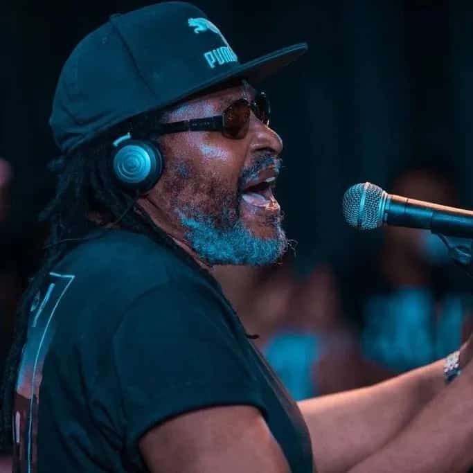 Edson Gomes se apresenta no festival Lollapalooza Brasil 2026 em São Paulo/SP no Autódromo de Interlagos no dia sexta-feira, 20 de março de 2026, às 21:30.
O show faz parte da programação oficial do festival Lollapalooza Brasil 2026 em São Paulo, um dos maiores eventos de música do país.
A apresentação faz parte do lineup oficial do Lollapalooza Brasil 2026, festival que reúne artistas nacionais e internacionais em São Paulo.
O evento acontece no Autódromo de Interlagos, em São Paulo.
Endereço: Av. Sen. Teotônio Vilela, 261 - Jardim Malia I, São Paulo - SP, 04801-000, Brasil.
O festival Lollapalooza Brasil costuma reunir milhares de fãs de música em São Paulo, sendo um dos eventos mais aguardados do calendário cultural da cidade.
Ingressos disponíveis pelo ticketmaster. Confira no link oficial do evento: https://www.ticketmaster.com.br/event/lollapaloozabr.
Instagram do local: https://www.instagram.com/autodromointerlagos/. Instagram do artista: https://www.instagram.com/edsongomesreal/.
O show de Edson Gomes promete atrair fãs na cidade de São Paulo.
O show de Edson Gomes é uma das atrações confirmadas da edição 2026 do Lollapalooza Brasil em São Paulo.
Perguntas... - Lollapalooza Brasil 2026 com Edson Gomes em São Paulo Autódromo de Interlagos 20 de março às 21:30