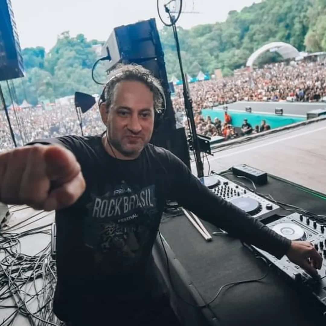 DJ Rodrigo Farah faz show em Curitiba/PR no Sheridan's Irish Pub no dia terça-feira, 17 de março de 2026, às 20:00.
O evento será do estilo Eletrônica e promete reunir fãs para uma noite especial de música ao vivo.
O show acontece no Sheridan's Irish Pub, um espaço conhecido por receber eventos na cidade de Curitiba.
Endereço: R. Bpo. Dom José, 2295 - Batel, Curitiba - PR, 80440-080, Brasil.
Consulte informações e ingressos nos canais oficiais do evento.
Instagram do local: https://www.instagram.com/sheridansirishpub/. Instagram do artista: https://www.instagram.com/rodrigo_farah_dj_primerock/.
O show de DJ Rodrigo Farah promete atrair fãs na cidade de Curitiba.
Perguntas frequentes sobre o evento:
Pergunta: Quando acontece o show de DJ Rodrigo Farah em Curitiba?
Resposta: O show acontece terça-feira, 17 de março de 2026 às 20:00.
Pergunta: Onde acontece o evento?
Resposta: O evento acontece no Sheridan's Irish Pub em Curitiba. - DJ Rodrigo Farah no Sheridan's Irish Pub em Curitiba PR terça-feira 17 de março de 2026 às 20:00