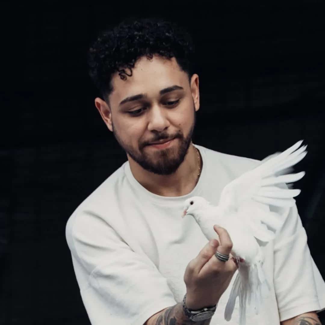 Gio Lisboa faz show em Cascavel/PR no Teatro Municipal Sefrin Filho no dia sábado, 21 de março de 2026, às 20:30.
O evento será do estilo Stand Up e promete reunir fãs para uma noite especial de música ao vivo.
O show acontece no Teatro Municipal Sefrin Filho, um espaço conhecido por receber eventos na cidade de Cascavel.
Endereço: R. Rio de Janeiro, 905 - Centro, Cascavel - PR, 85801-030, Brasil.
Ingressos disponíveis pelo site.blueticket.com.br. Confira no link oficial do evento: https://site.blueticket.com.br/evento/40114/gio-lisboa-em-gio-da-familia-brasileira.
Instagram do artista: https://www.instagram.com/ogiolisboa/.
O show de Gio Lisboa promete atrair fãs na cidade de Cascavel.
Perguntas frequentes sobre o evento:
Pergunta: Quando acontece o show de Gio Lisboa em Cascavel?
Resposta: O show acontece sábado, 21 de março de 2026 às 20:30.
Pergunta: Onde acontece o evento?
Resposta: O evento acontece no Teatro Municipal Sefrin Filho em Cascavel.
Pergunta: Onde comprar ingressos?
Resposta: Os ingressos podem ser adquiridos no link oficial do evento: https://site.blueticket.com.br/evento/40114/gio-lisboa-em-gio-da-familia-brasileira. - Gio Lisboa em Gio da Família Brasileira — Cascavel PR, Teatro Municipal Sefrin Filho, sábado 21 de março de 2026 às 20:30