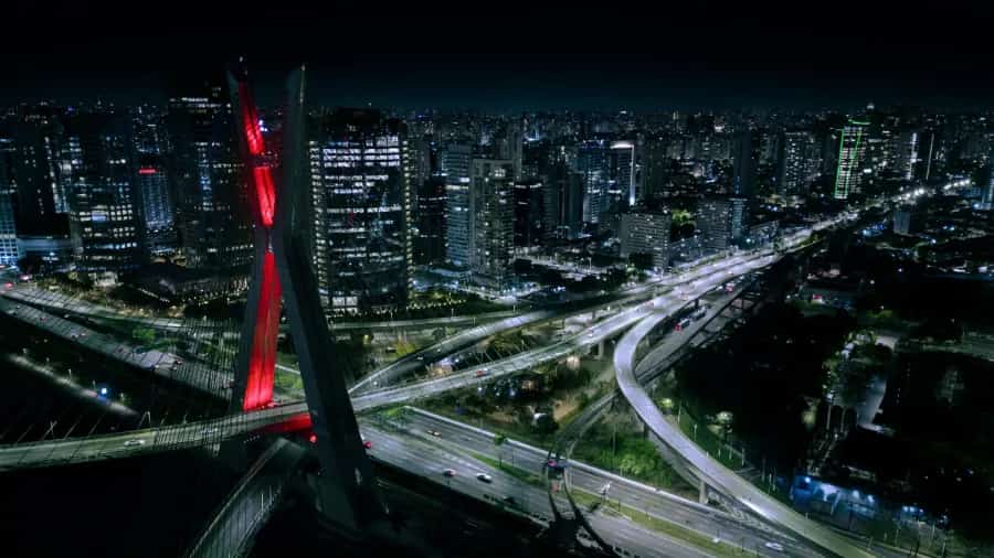 São Paulo é a capital do estado de São Paulo e o principal centro financeiro, corporativo e comercial da América Latina, além de ser a maior cidade do Brasil, das Américas e do hemisfério Sul. Reconhecida como cidade global (classificação alfa), tem grande influência cultural, econômica e política, com marcos como a avenida Paulista, o Parque Ibirapuera, o MASP e o Museu da Língua Portuguesa, e eventos de projeção internacional como a Bienal de Arte, o GP de Fórmula 1 e a São Paulo Fashion Week. O turismo se destaca sobretudo pelos negócios, apoiado por uma vasta rede hoteleira e uma agenda intensa de eventos, embora críticas apontem desigualdades e exclusão no acesso ao circuito cultural. Fundada em 25 de janeiro de 1554 como missão jesuítica, cresceu fortemente com o ciclo do café e a industrialização, consolidando-se como a maior metrópole do país e núcleo de uma região metropolitana com 39 municípios. - São Paulo