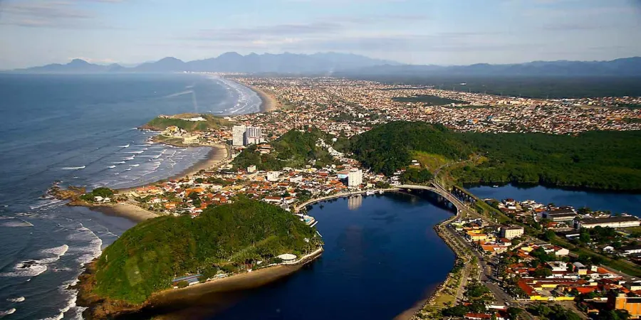 Itanhaém, localizada no litoral sul de São Paulo, é uma das cidades mais antigas do Brasil, fundada em 1532 por Martim Afonso de Souza. Rica em história e cultura, a cidade preserva importantes construções coloniais e marcos históricos que remontam ao período da colonização portuguesa.
Além do seu valor histórico, Itanhaém também se destaca como estância balneária, oferecendo belas praias, rios, natureza preservada e uma atmosfera tranquila que atrai turistas durante todo o ano. Combinando passado histórico e beleza natural, é um destino ideal tanto para quem busca lazer quanto para quem deseja explorar as raízes do Brasil.