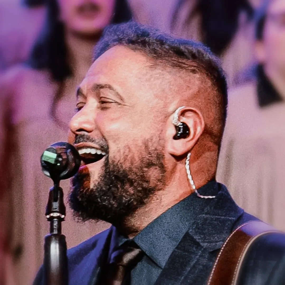 Fernando Jerônimo dos Santos Júnior, conhecido popularmente como Fernandinho (Aracaju, 24 de março de 1973) é um cantor brasileiro de música cristã contemporânea, compositor e pastor evangélico.