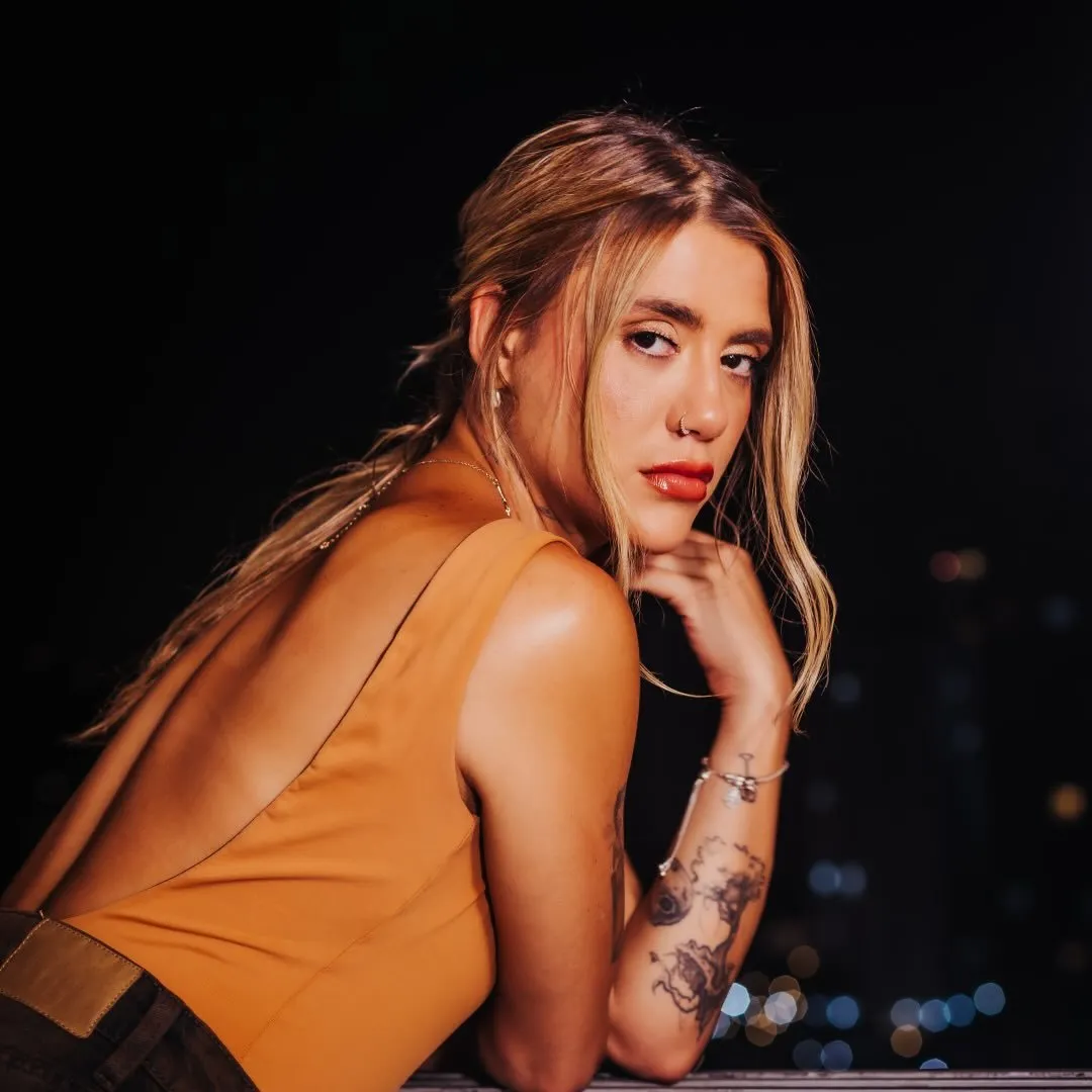 Cynthia Luz é uma cantora e compositora brasileira nascida em Itajubá, no estado de Minas Gerais. Ela se destaca por sua voz suave e marcante, além de letras profundas que abordam temas como amor, autoconhecimento e questões sociais. Sua música é uma fusão de rap, R&B, soul e MPB, criando um estilo único e autêntico que conquistou um público fiel em todo o país.
Cynthia iniciou sua carreira colaborando com artistas da cena hip-hop brasileira, como Froid, Sant e Nog, ganhando reconhecimento por suas participações que agregavam melodias envolventes e emocionais às faixas. Em 2017, lançou seu primeiro álbum solo, "Do Caos ao Nirvana", que foi bem recebido pela crítica e pelo público, destacando canções como "Vai Te Buscar" e "Olhares".