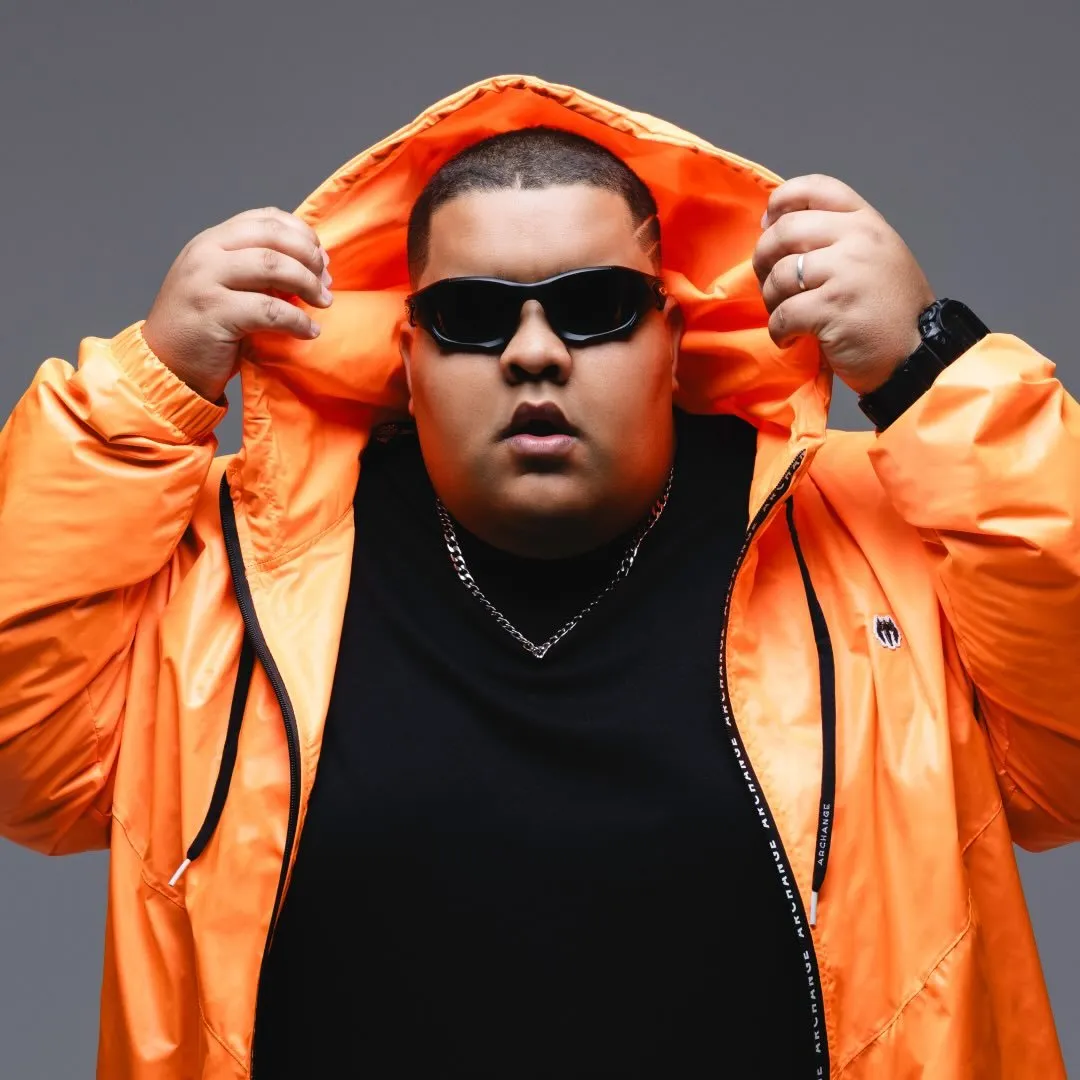 Fatsync é um DJ e produtor musical brasileiro, nascido em Curitiba, Paraná, que se destaca na cena da música eletrônica por suas performances enérgicas e produções inovadoras. Com apenas 26 anos, ele já se apresentou em grandes festivais como Rock in Rio, Lollapalooza e Tomorrowland Brasil. Conhecido por sua habilidade técnica e carisma, Fatsync conquistou popularidade significativa, acumulando milhões de visualizações em suas apresentações nas redes sociais. Entre seus lançamentos de destaque estão os singles "Bed Stuy", que une elementos de música eletrônica e hip hop, e "Cut Low", que reflete sua estética vibrante e dançante. Sua trajetória ascendente o posiciona como um dos nomes promissores da música eletrônica brasileira contemporânea.