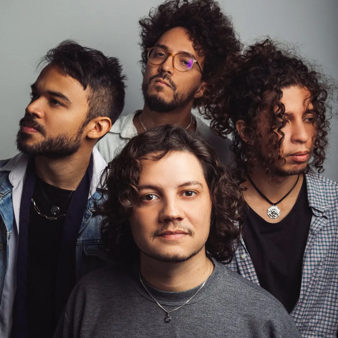 Selvagens à Procura de Lei é uma banda de rock formada em Fortaleza em 2009, conhecida por hits como 'Tarde Livre' e 'Brasileiro'. Veja a agenda no Rolê Agora.