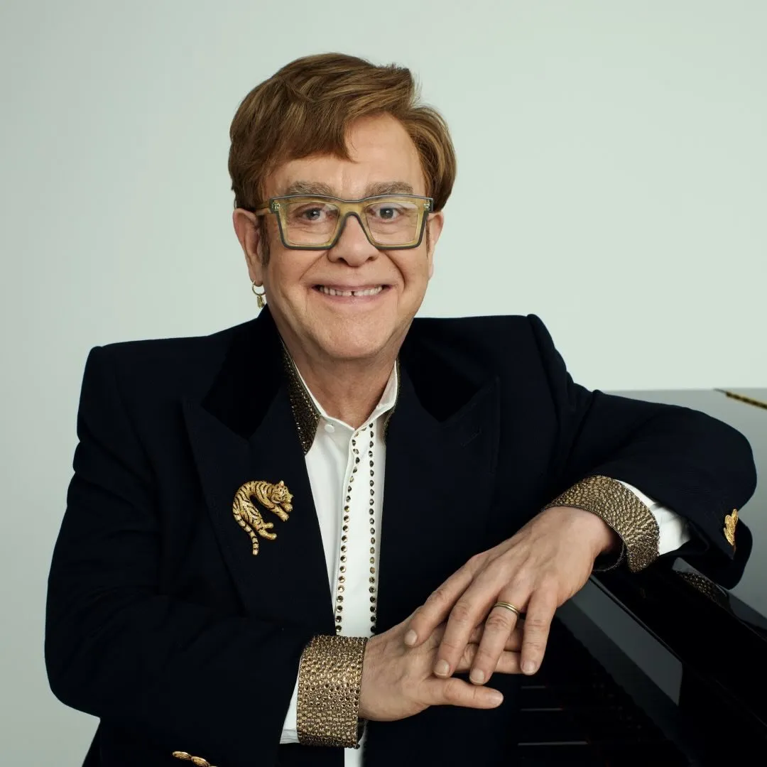 Elton John é cantor e pianista britânico de pop rock, famoso por hits como 'Rocket Man' e 'Your Song'. Estreou em 1969 e é um dos maiores artistas da música mundial. Veja a agenda no Rolê Agora.