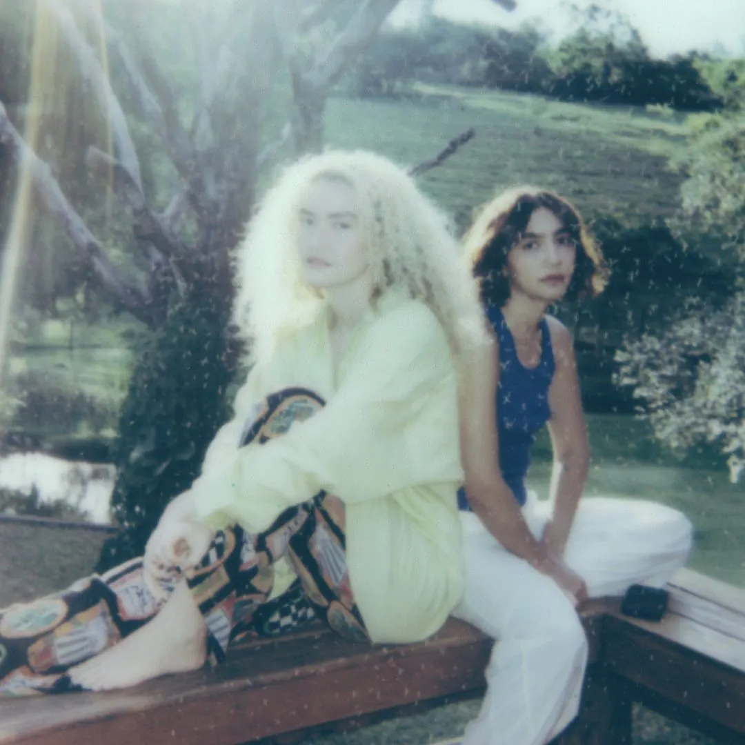 Anavitória é uma dupla pop formada por Ana Caetano e Vitória Falcão, conhecida pelos sucessos 'Fica' e 'Trevo (Tu)'. Estrearam em 2015. Veja a agenda no Rolê Agora.