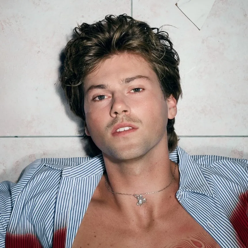 Ruel é cantor australiano de pop, conhecido pelo hit 'Dazed & Confused' e pelo EP 'Ready' (2018). Estreou em 2017 e já ganhou prêmios internacionais. Veja a agenda no Rolê Agora.