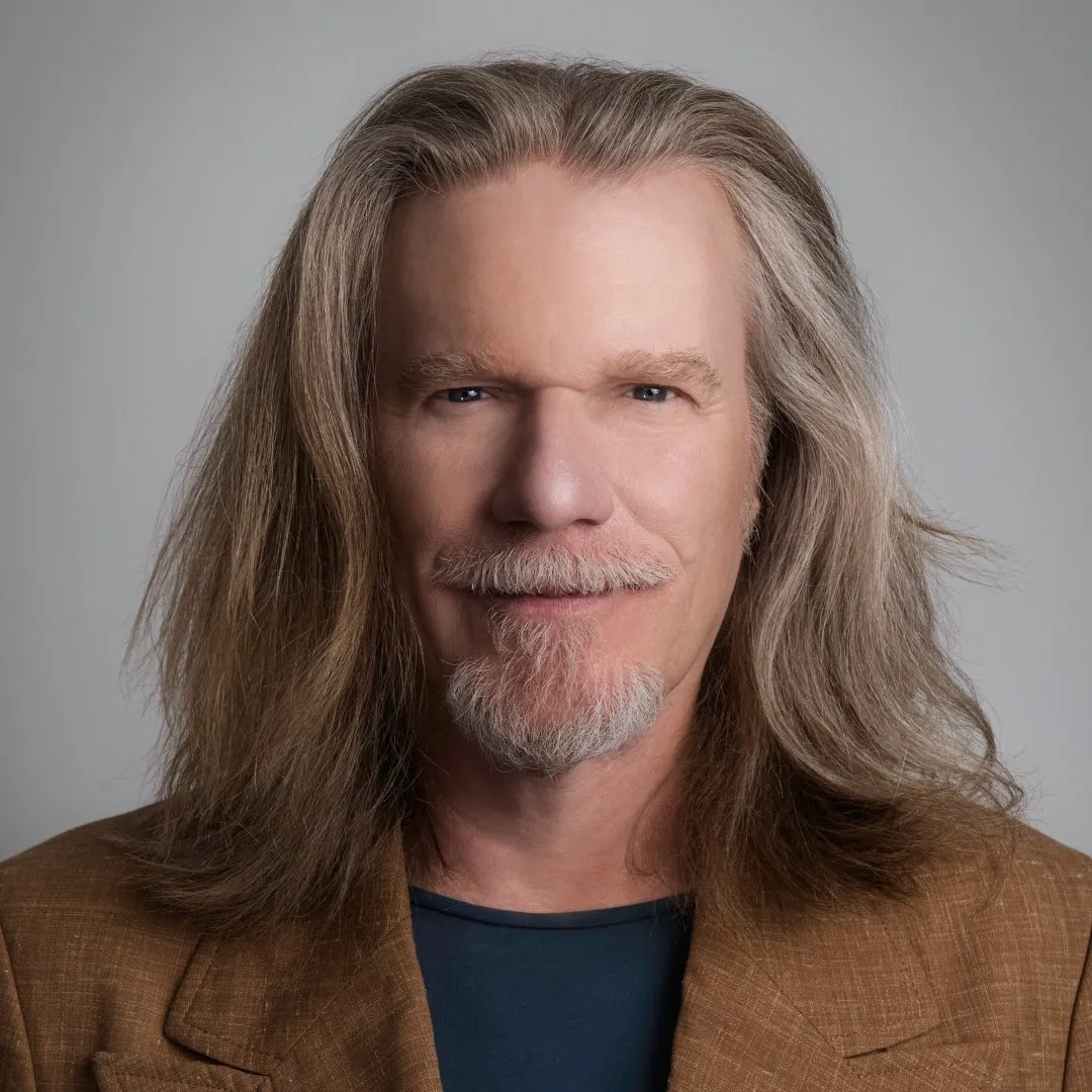Humberto Gessinger (Porto Alegre, 24 de dezembro de 1963) é vocalista, baixista, pianista, guitarrista, gaitista, violonista, acordeonista, escritor brasileiro. É o líder da banda Engenheiros do Hawaii, Fez turnê ao lado do guitarrista Duca Leindecker, trabalhou no projeto Pouca Vogal, Insular, Louco Pra Ficar Legal e o mais recente projeto: 'Desde Aquela Noite', com uma turnê intitulada 'Desde Aquele Dia' em homenagem aos 30 anos do disco "A Revolta dos Dândis".