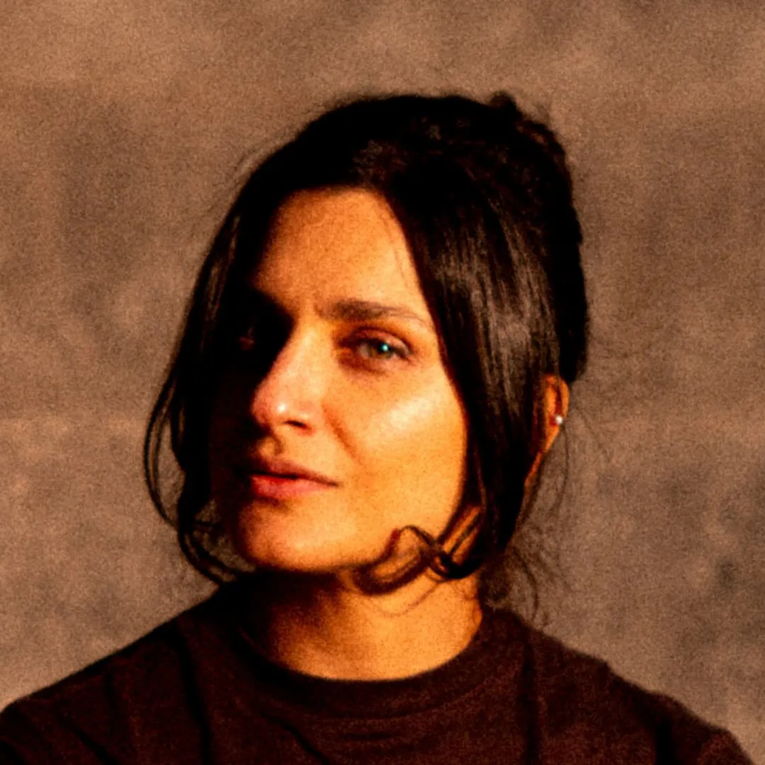 Papisa é o projeto solo da cantora e compositora paulista Rita Oliva, destaque do indie rock brasileiro, com álbuns como 'Fenda' (2021). Veja a agenda no Rolê Agora.