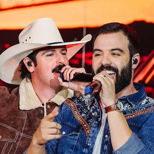 Fiduma & Jeca é uma dupla sertaneja formada por João Vitor e Rodrigo, conhecida por hits como 'Anjo Chapadex'. Estrearam em 2012 e são destaque no sertanejo universitário. Veja a agenda no Rolê Agora.