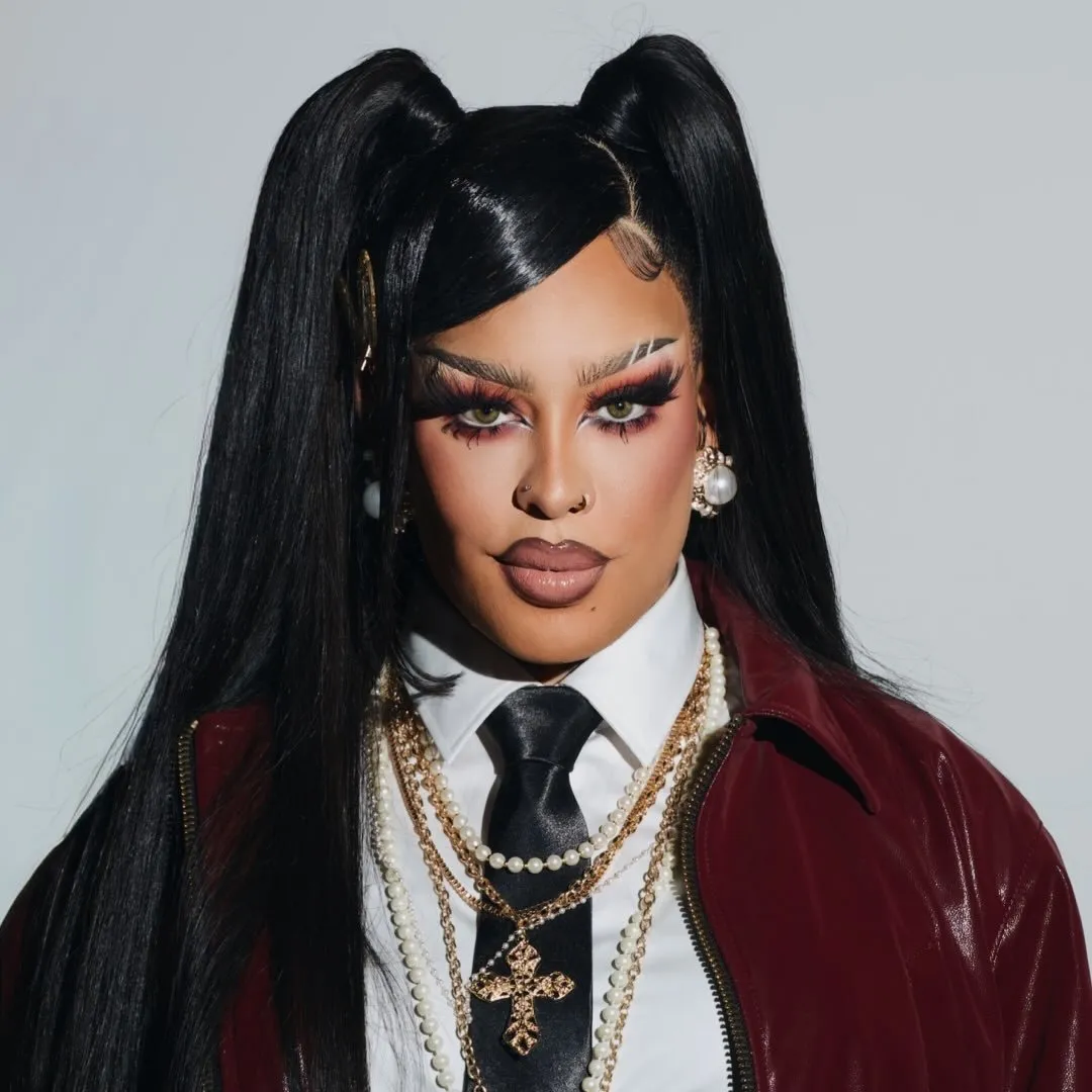 Gloria Groove é cantora e drag queen brasileira de funk e pop, conhecida pelos hits 'Bumbum de Ouro' e 'Vermelho'. Estreou em 2016 e é destaque na cena LGBTQIA+. Veja a agenda no Rolê Agora.