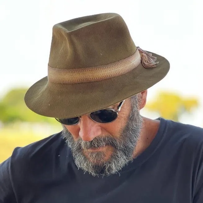 Almir Sater é cantor, compositor e violeiro brasileiro de MPB e música regional. Famoso por sucessos como 'Tocando em Frente' e 'Chalana'. Veja a agenda no Rolê Agora.