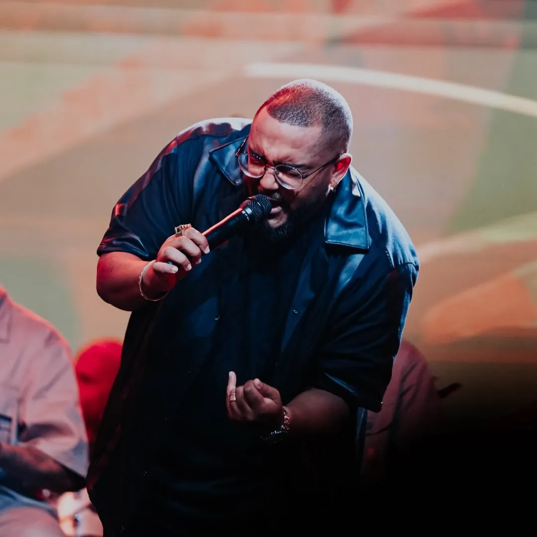 Tiee é cantor e compositor de samba, conhecido por sucessos como 'Porradão' e 'Modo Avião'. Iniciou carreira solo em 2016 e já compôs para grandes nomes do pagode. Veja a agenda no Rolê Agora.