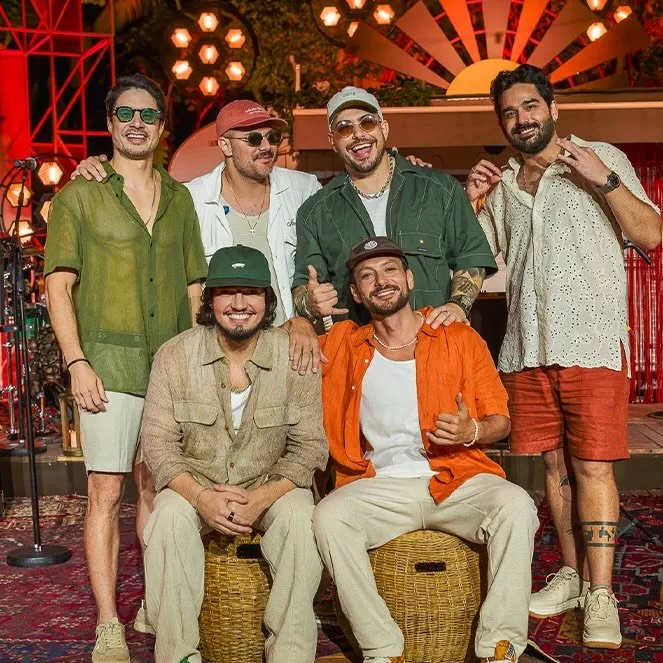 Atitude 67 é um grupo musical brasileiro originário de Campo Grande, no estado de Mato Grosso do Sul. Formado por seis amigos de infância—Pedrinho Pimenta (voz e reco-reco), Karan Cavallero (voz e violão), GP (pandeiro), Leandro Orote (surdo), Regê (tantã) e Éric Polizano (teclados)—o grupo se destaca por sua mistura única de samba, pagode e influências de pop e reggae, criando um som contemporâneo e autêntico.
O nome Atitude 67 faz referência ao código telefônico (67) da região de origem dos integrantes, simbolizando a conexão com suas raízes. A banda ganhou projeção nacional após ser apadrinhada pelo cantor e compositor Thiaguinho, que os descobriu e apoiou em sua carreira profissional. Em 2017, lançaram o álbum de estreia "Atitude 67 - Ao Vivo", que inclui hits como "Cerveja de Garrafa", "Saideira", "Casal do Ano" e "Tão Linda".