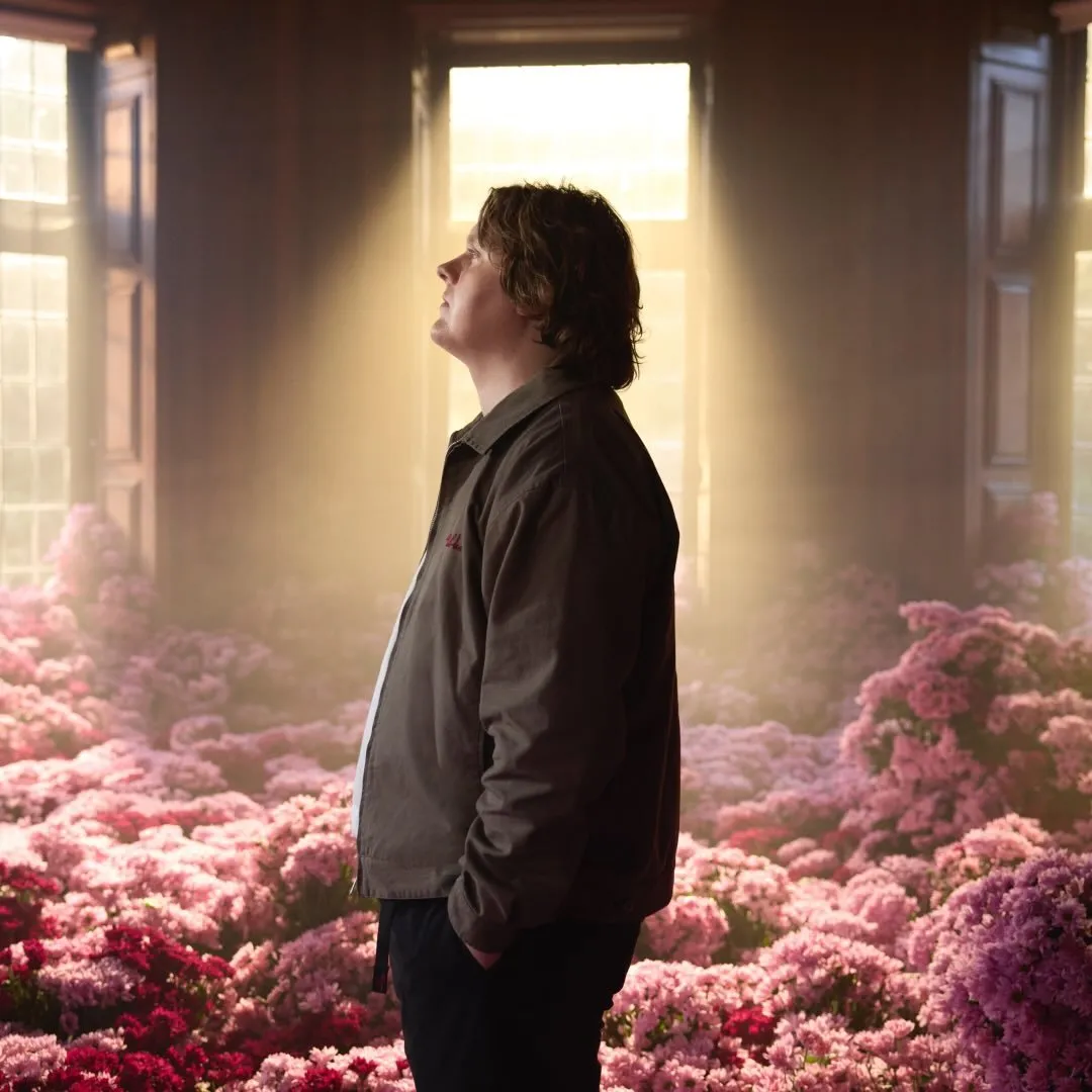 Lewis Capaldi é cantor escocês de pop, famoso pelo hit 'Someone You Loved' e pelo álbum 'Divinely Uninspired to a Hellish Extent' (2019). Veja a agenda no Rolê Agora.