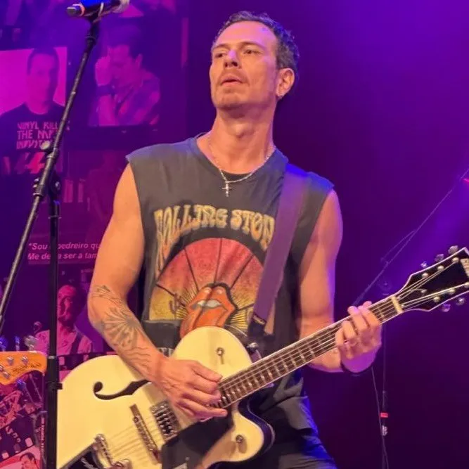 Fabiano Cambota é humorista e músico brasileiro, vocalista da banda Pedra Letícia e destaque no stand up nacional desde 2005. Veja a agenda no Rolê Agora.