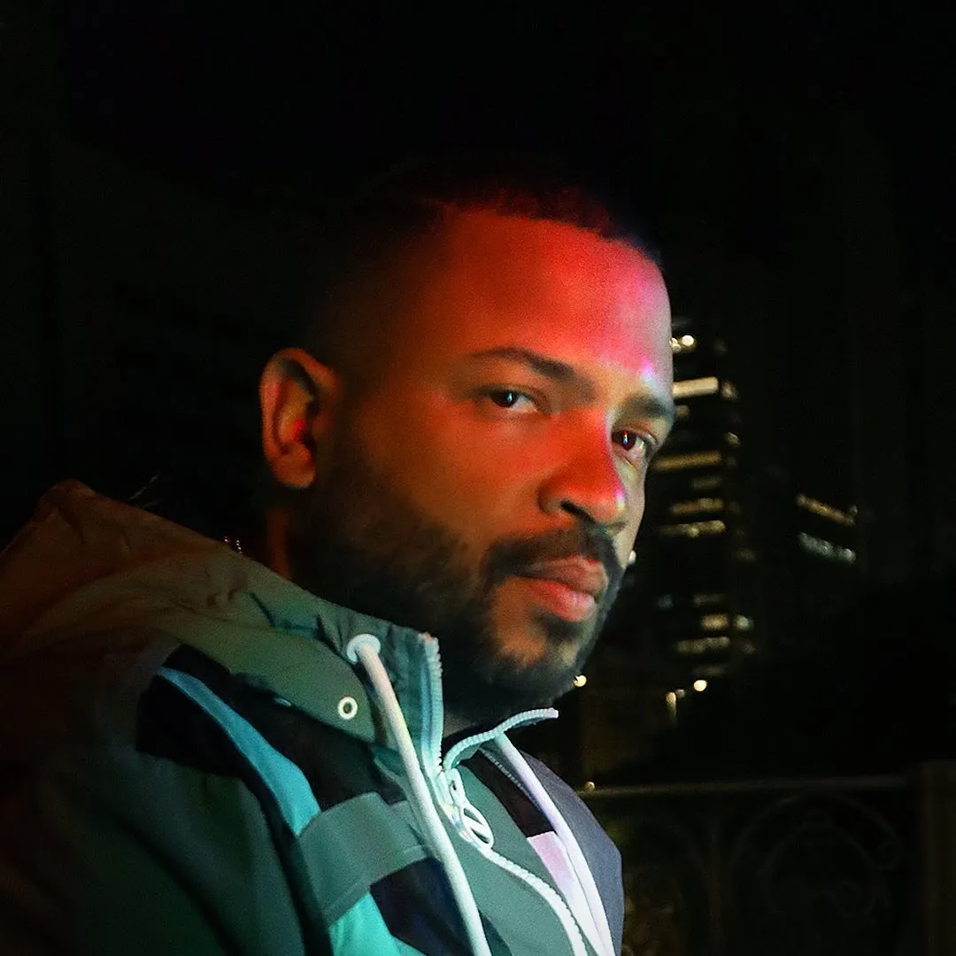 Projota é rapper brasileiro de hip hop, conhecido por hits como 'Ela Só Quer Paz' e 'Mulher'. Iniciou a carreira em 2006 e ganhou destaque nacional nos anos 2010. Veja a agenda no Rolê Agora.