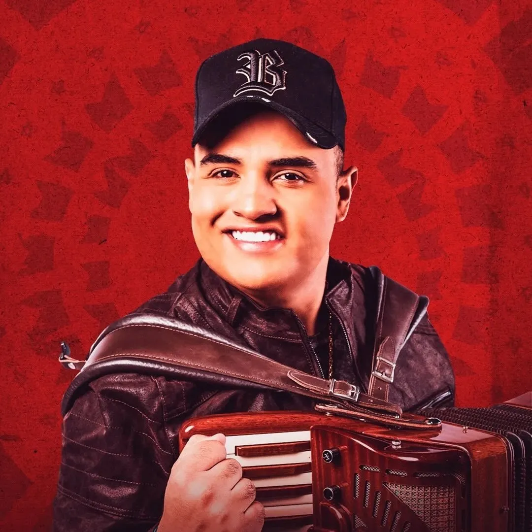Tarcísio do Acordeon é cantor e compositor de forró, destaque com hits como 'Meia Noite' e 'Rolê'. Iniciou a carreira em 2019 e é referência no piseiro. Veja a agenda no Rolê Agora.