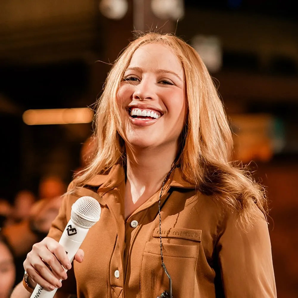 Mariana Fernandes de Sousa, mais conhecida como Mari Fernandez, é uma cantora e compositora brasileira de forró e piseiro. Ganhou fama nacional com a canção "Não, Não Vou". O hit do piseiro levou a compositora ao Top 1 do Spotify Brasil em 2021