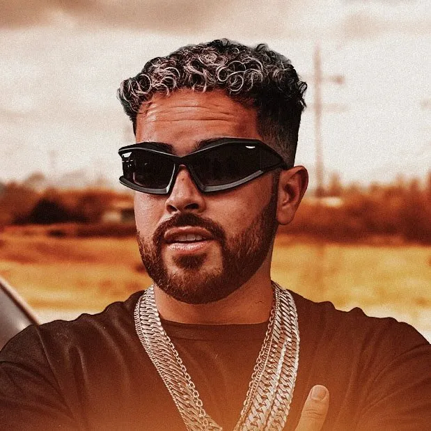 MC G15 é cantor de funk paulista, conhecido pelo hit 'Deu Onda'. Estourou em 2016 e segue como um dos principais nomes do gênero. Veja a agenda no Rolê Agora.