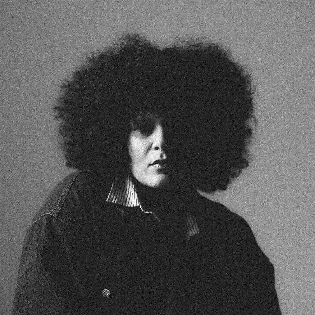 Jadsa é cantora e compositora baiana de MPB, conhecida pelo álbum 'Olho de Vidro' (2021) e por misturar rock, jazz e ritmos brasileiros. Veja a agenda no Rolê Agora.