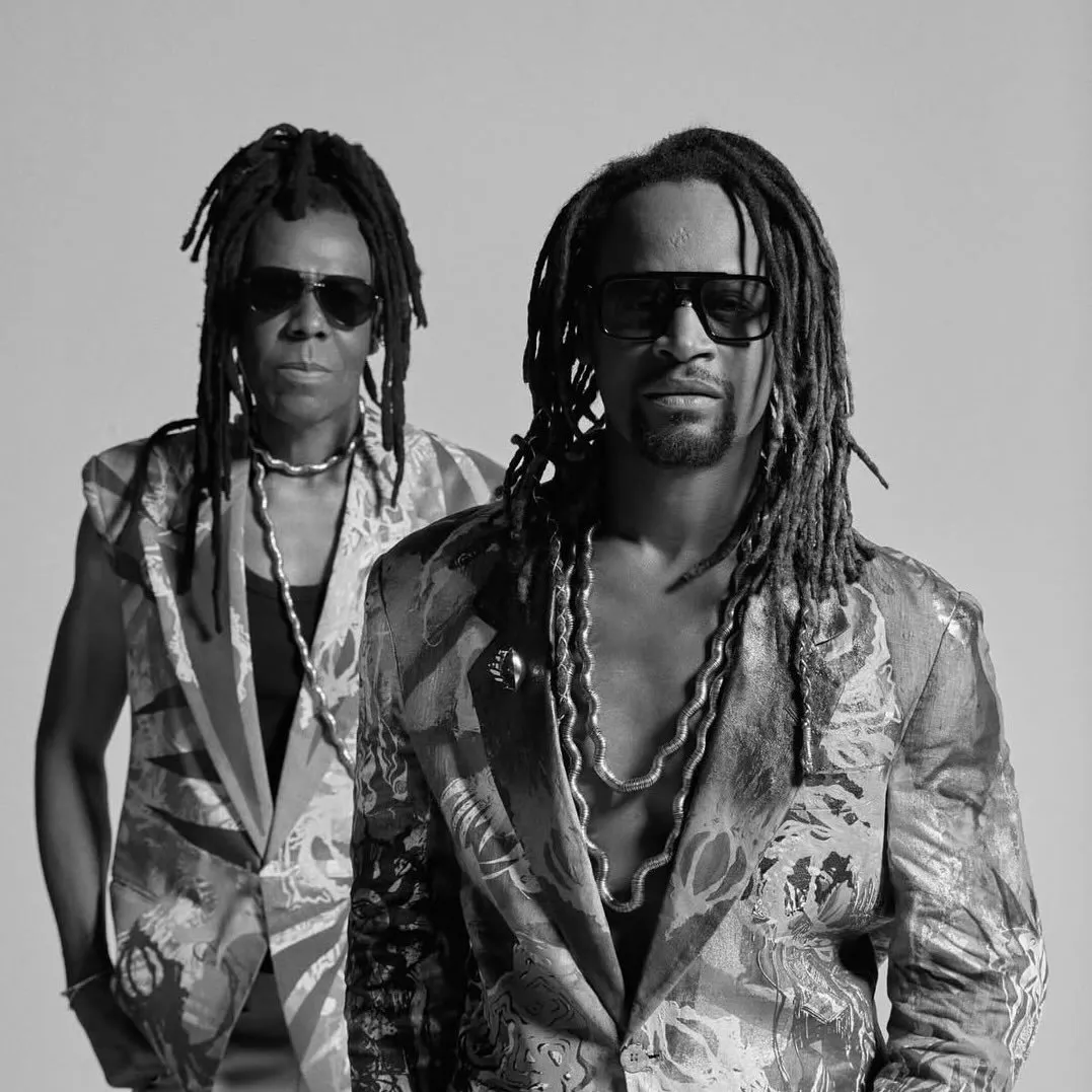 Cidade Negra é uma banda brasileira, originalmente de reggae, com outras influências, como soul e o pop rock. Atualmente formado por Toni Garrido (vocal), Bino Farias (baixo) e Lazão (bateria), o grupo surgiu na cidade de Belford Roxo, no Rio de Janeiro em 1986. Suas letras falam de amor e problemas sociais.