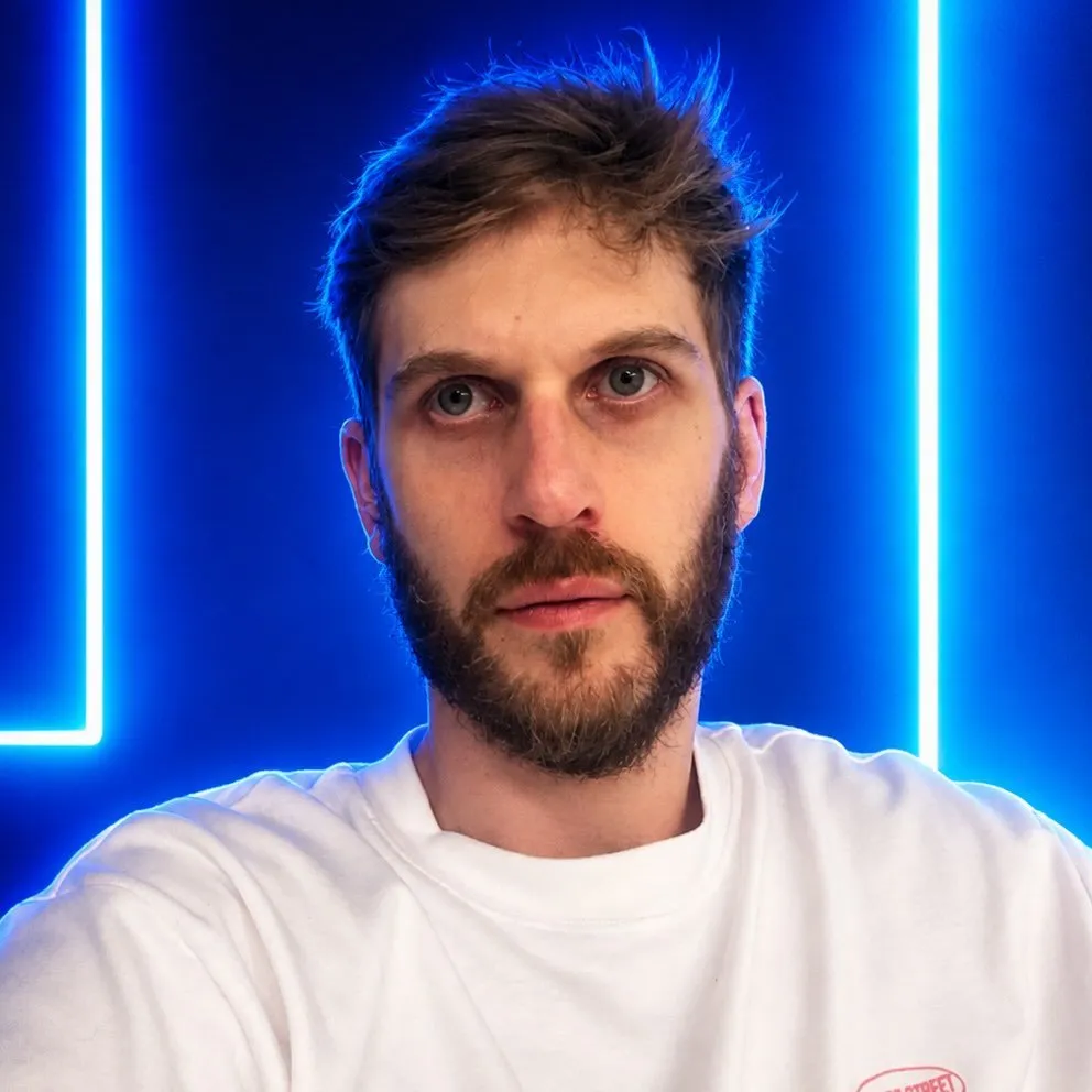 Paul Cabannes é um humorista francês radicado no Brasil desde 2015. Realiza shows de stand-ups focados no comportamento cultural e social dos brasileiros sob a ótica de um estrangeiro.