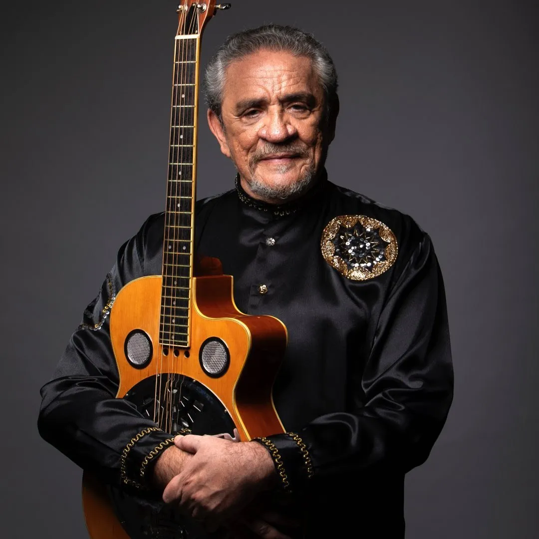 José Ramalho Neto (Brejo do Cruz, 3 de outubro de 1949), mais conhecido como Zé Ramalho, é um cantor e compositor brasileiro. É primo da cantora Elba Ramalho. Em outubro de 2008, a revista Rolling Stone promoveu a Lista dos Cem Maiores Artistas da Música Brasileira, cujo resultado colocou Zé Ramalho na 41ª posição.