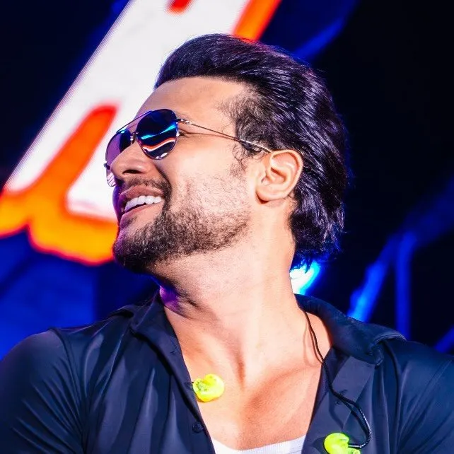 Israel Novaes é cantor sertanejo brasileiro, conhecido pelos sucessos 'Vem Ni Mim Dodge Ram' e 'Vó, Tô Estourado'. Iniciou a carreira em 2011. Veja a agenda no Rolê Agora.