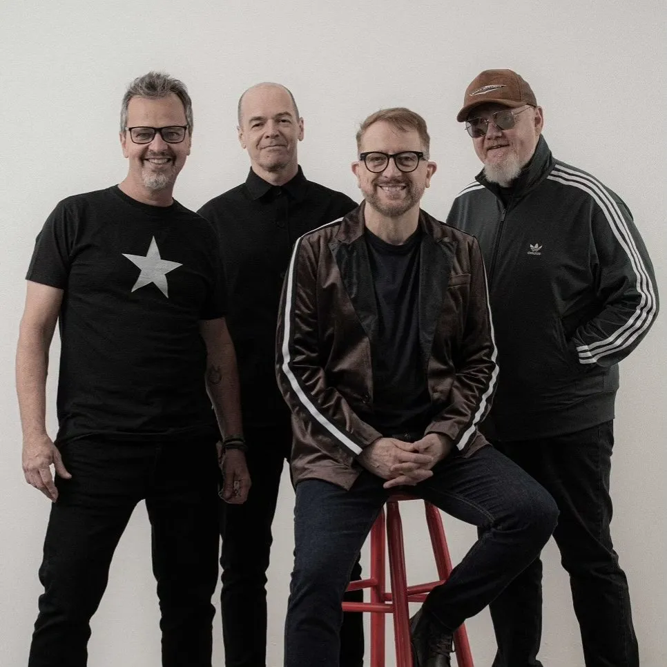 Nenhum de Nós é uma banda de rock brasileira, formada em 1986 na cidade de Porto Alegre, no estado do Rio Grande do Sul, a banda foi formada pelos músicos Thedy Corrêa, Carlos Stein, Sady Homrich, Veco Marques e João Vicenti.