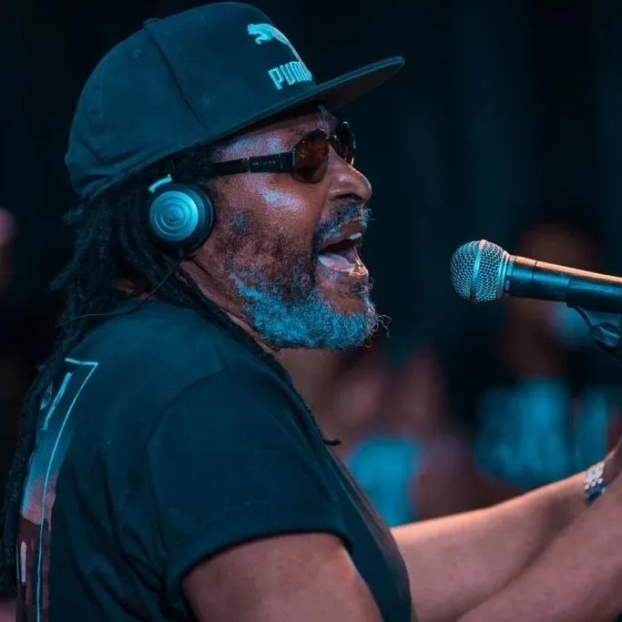 Edson Gomes é cantor e compositor de reggae brasileiro, conhecido por sucessos como 'Malandrinha' e 'Samarina'. Iniciou carreira nos anos 1980. Veja a agenda no Rolê Agora.