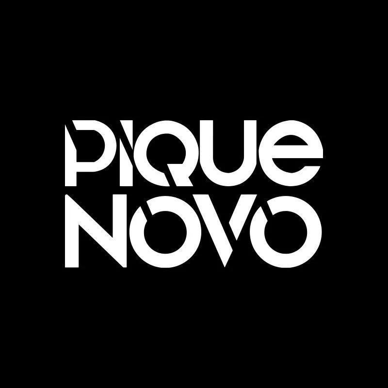 Pique Novo é um grupo de pagode formado no Rio de Janeiro em 1989 no bairro de Ricardo de Albuquerque, na Rua Jaboticabal 57, no quintal da Vó Doca.
Na época de sua formação, a banda foi integrada por Walmir, Lelê, Lusinho Zica, Rildo, Alexandre Ramos (Hoje Pastor Xandão), Paulo, Cleiton Titara, Marcos Mola, Liomar Henrique Eleotério, Renato dos Santos, Cesinha, Edson Cigano, Emerson, Nego Binho, Binho Percussão, Silvio e Rogério Santos de Castro.
Seu álbum Ao Vivo - 10 Anos recebeu o Disco de Ouro da ABPD em 2003.