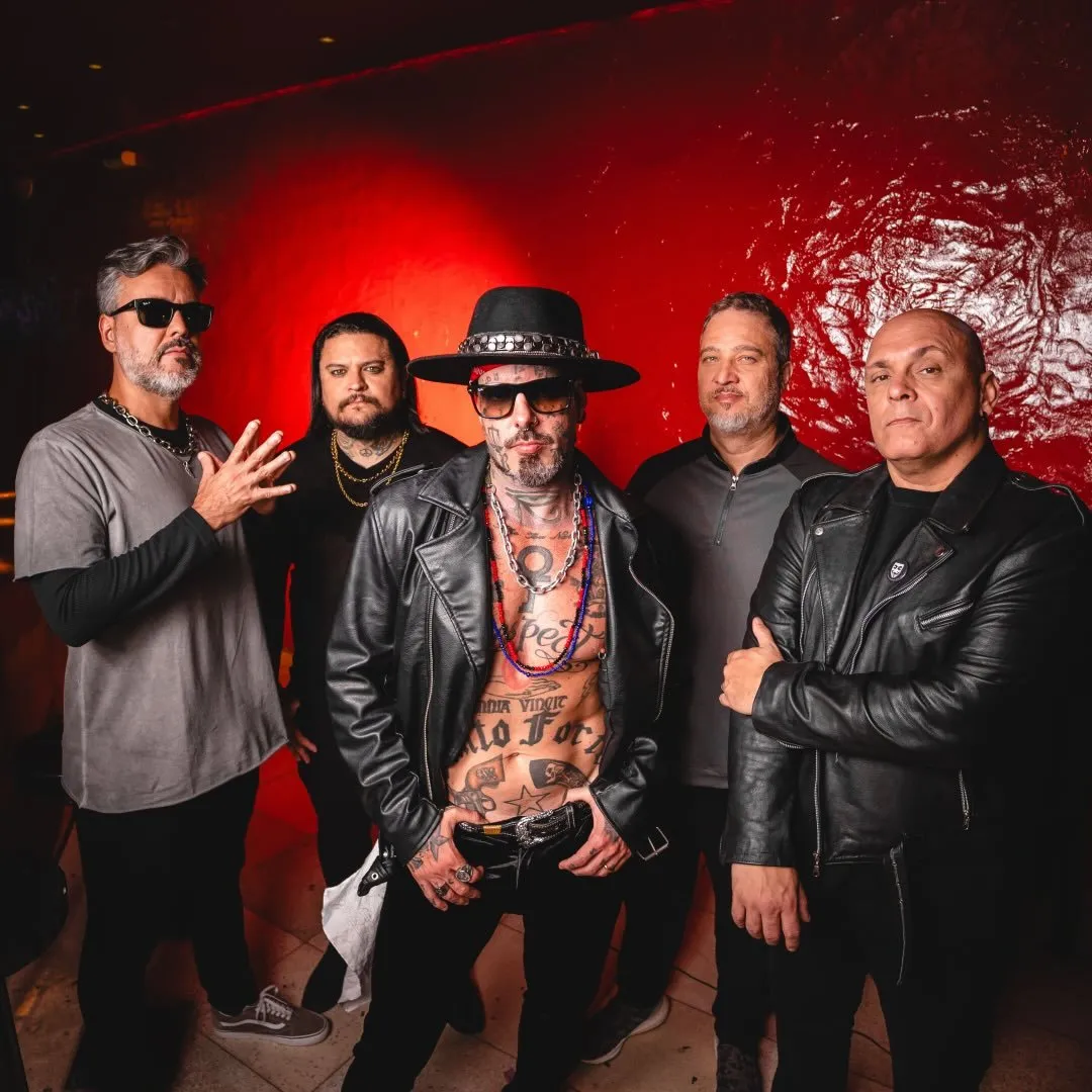 Detonautas Roque Clube é uma banda de rock formada no Rio de Janeiro em 1997, conhecida por hits como 'Outro Lugar' e 'Quando o Sol Se For'. Veja a agenda no Rolê Agora.