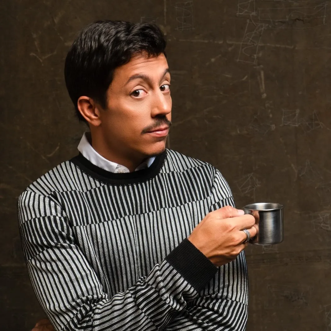 Renato Albani é um humorista capixaba de 36 anos, que atualmente mora em São Paulo e faz sucesso nas redes sociais e nos palcos com seu stand up comedy. Seu novo show, ‘Me tornei quem eu mais temia’, aborda alguns hábitos e manias de pessoas mais maduras que ele adquiriu depois dos 30 anos. Seu primeiro especial de comédia, “Em Pais”, soma mais de 2,4 milhões de visualizações. Já o segundo, “Alguém me explica o mundo”, teve mais de 4,3 milhões de views.