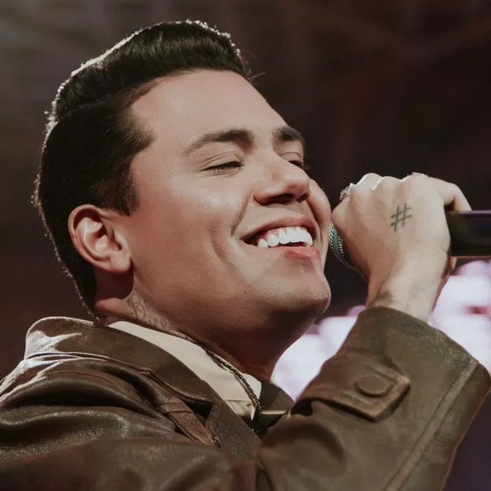 Felipe Francisco Nascimento Araújo, mais conhecido como Felipe Araújo, nasceu em Goiânia (GO) no dia 02 de Julho de 1995 (21 anos).
A música sempre fez parte da vida do cantor. Vindo de uma família de músicos sertanejos, Felipe até chegou a montar na adolescência uma banda de rock, porém, aos 15 anos o garoto começou a cantar profissionalmente adotando o estilo sertanejo que prevalece até hoje.
Felipe é irmão do falecido cantor de sertanejo Cristiano Araújo, que fez grande sucesso em todo Brasil.