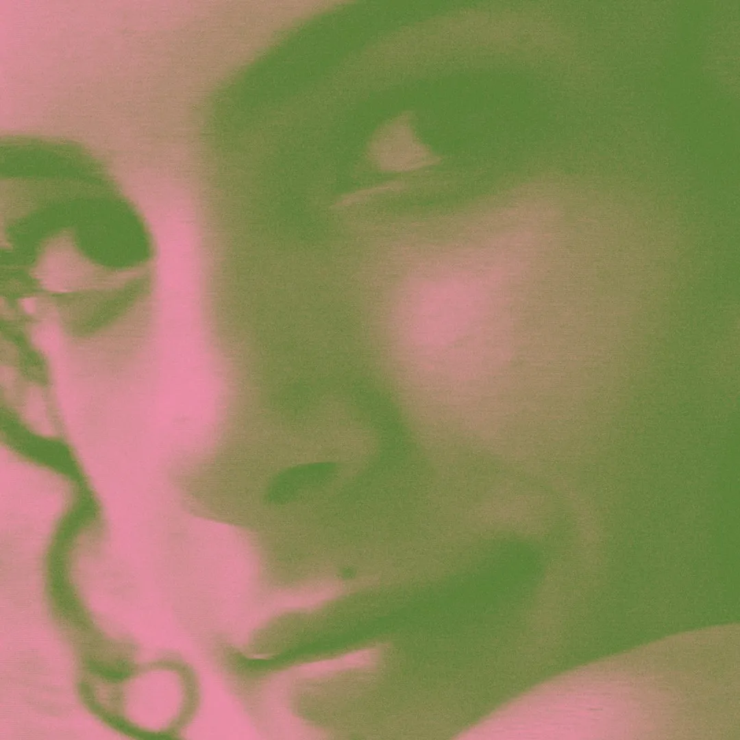 Céu é cantora e compositora de MPB, indicada ao Grammy e conhecida por sucessos como 'Malemolência' e 'Lenda'. Estreou em 2005 com o álbum 'Céu'. Veja a agenda no Rolê Agora.