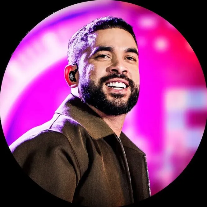Henry Freitas é um cantor e compositor brasileiro que se destaca no cenário do forró moderno, trazendo uma mistura de elementos pop e sertanejos em suas canções. Com uma voz marcante e uma presença de palco envolvente, ele conquistou uma legião de fãs em todo o Brasil. Entre seus principais sucessos está a faixa “Não Vai Embora”, que ganhou destaque nas rádios e plataformas digitais, reforçando seu estilo autêntico e dançante. Suas músicas retratam histórias de amor, superação e festas, sempre com a energia característica do forró, fazendo de Henry Freitas um dos nomes promissores do gênero.