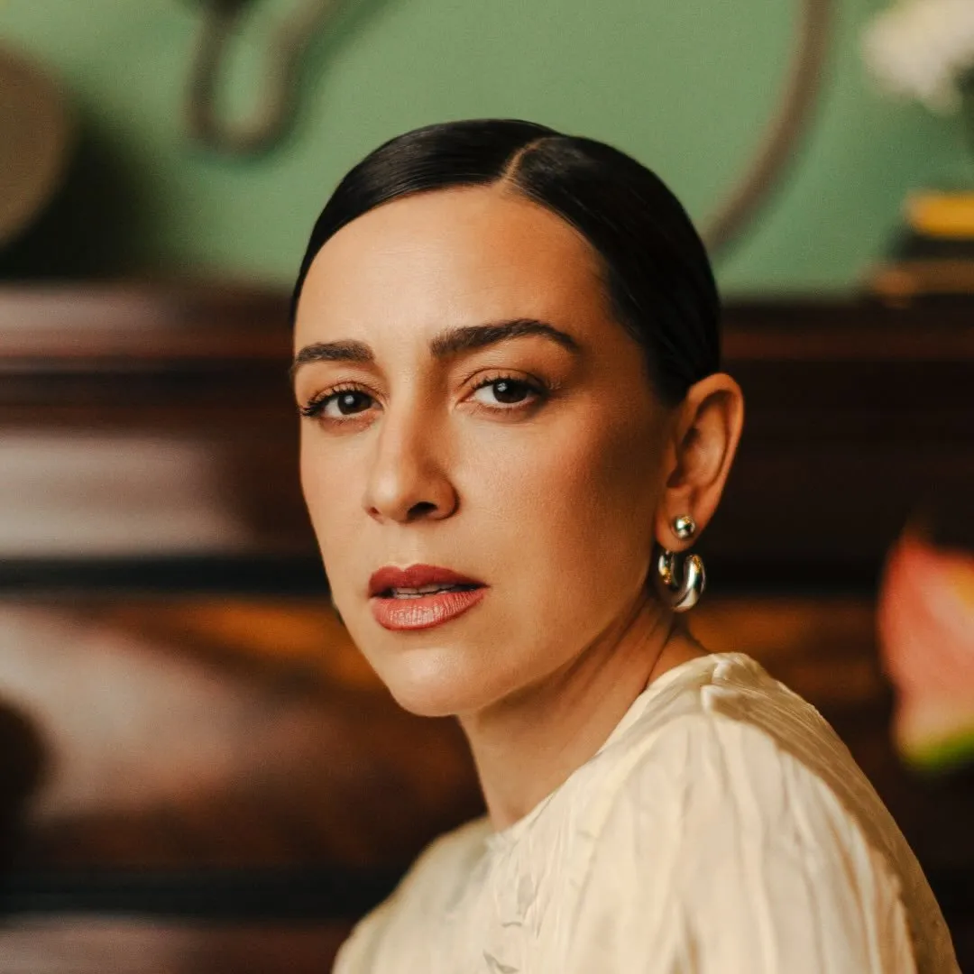 Roberta Sá é cantora de MPB, conhecida por sucessos como 'Ah, Se Eu Vou' e pelo álbum 'Braseiro'. Iniciou a carreira em 2004 e é destaque na nova geração da música brasileira. Veja a agenda no Rolê Agora.